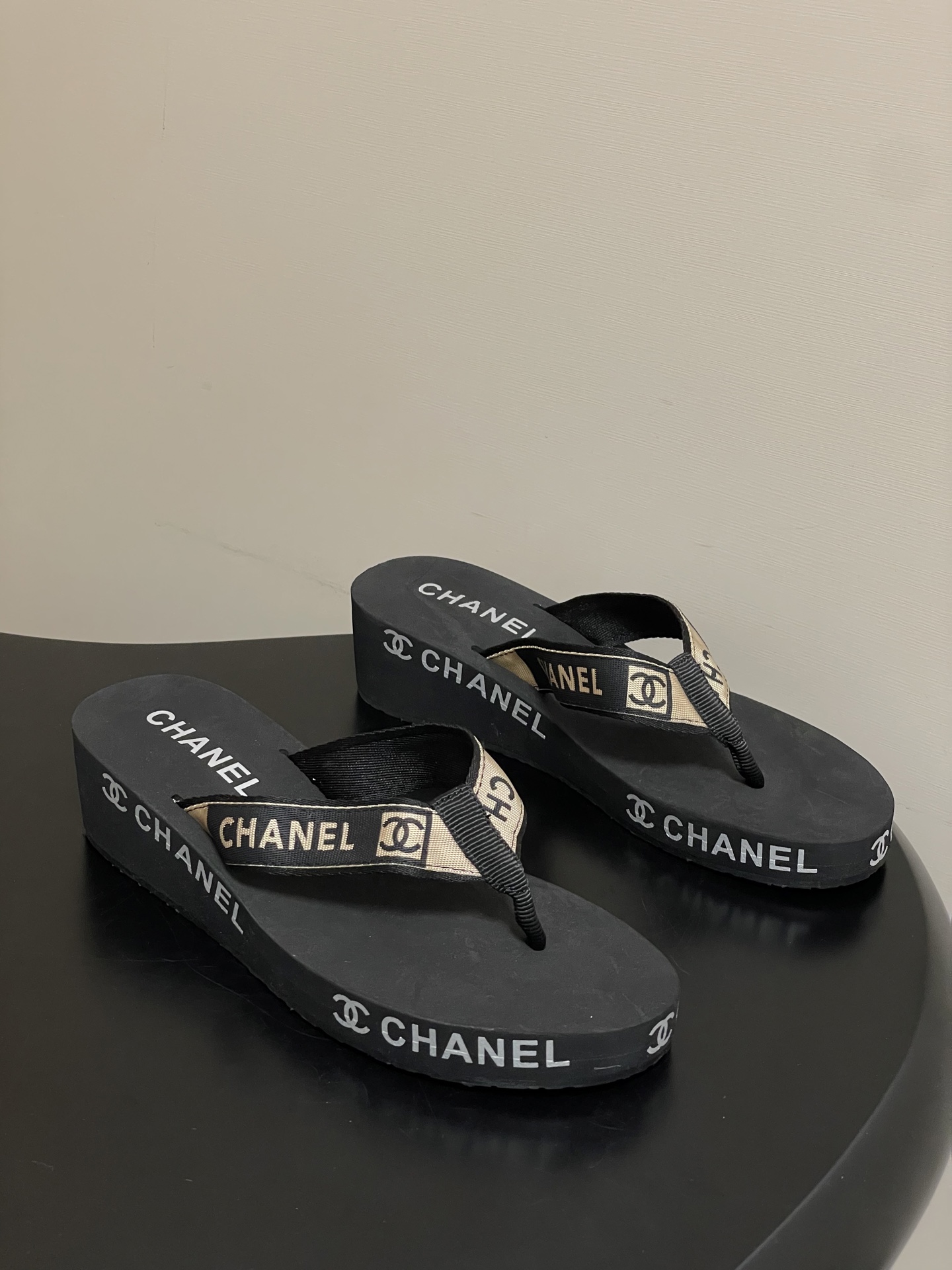 春夏新款Chanel小香夹脚人字拖鞋 经典字母双 C 涂鸦果冻沙滩鞋系列夏日总需要一双自带氛围感的拖鞋，