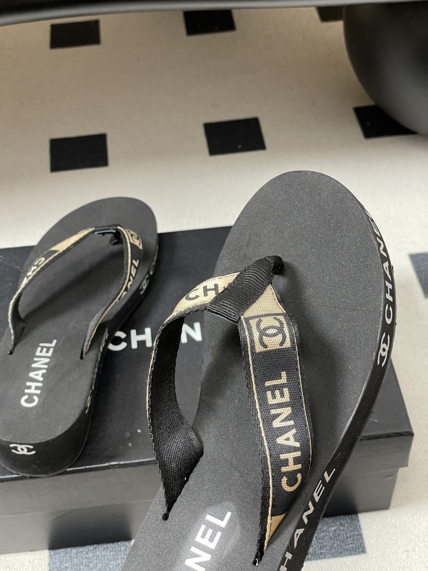 春夏新款Chanel小香夹脚人字拖鞋 经典字母双 C 涂鸦果冻沙滩鞋系列夏日总需要一双自带氛围感的拖鞋，