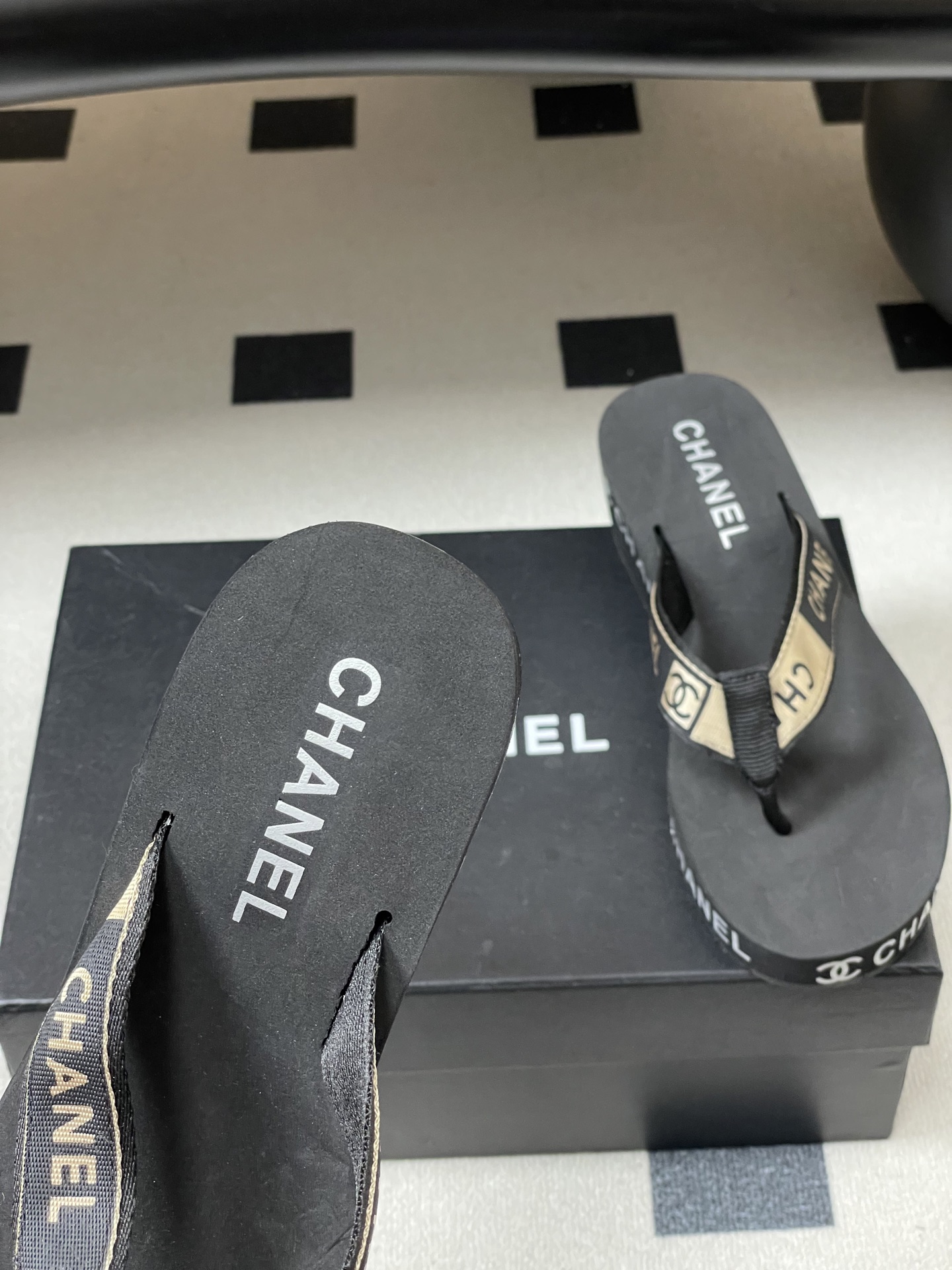 春夏新款Chanel小香夹脚人字拖鞋 经典字母双 C 涂鸦果冻沙滩鞋系列夏日总需要一双自带氛围感的拖鞋，