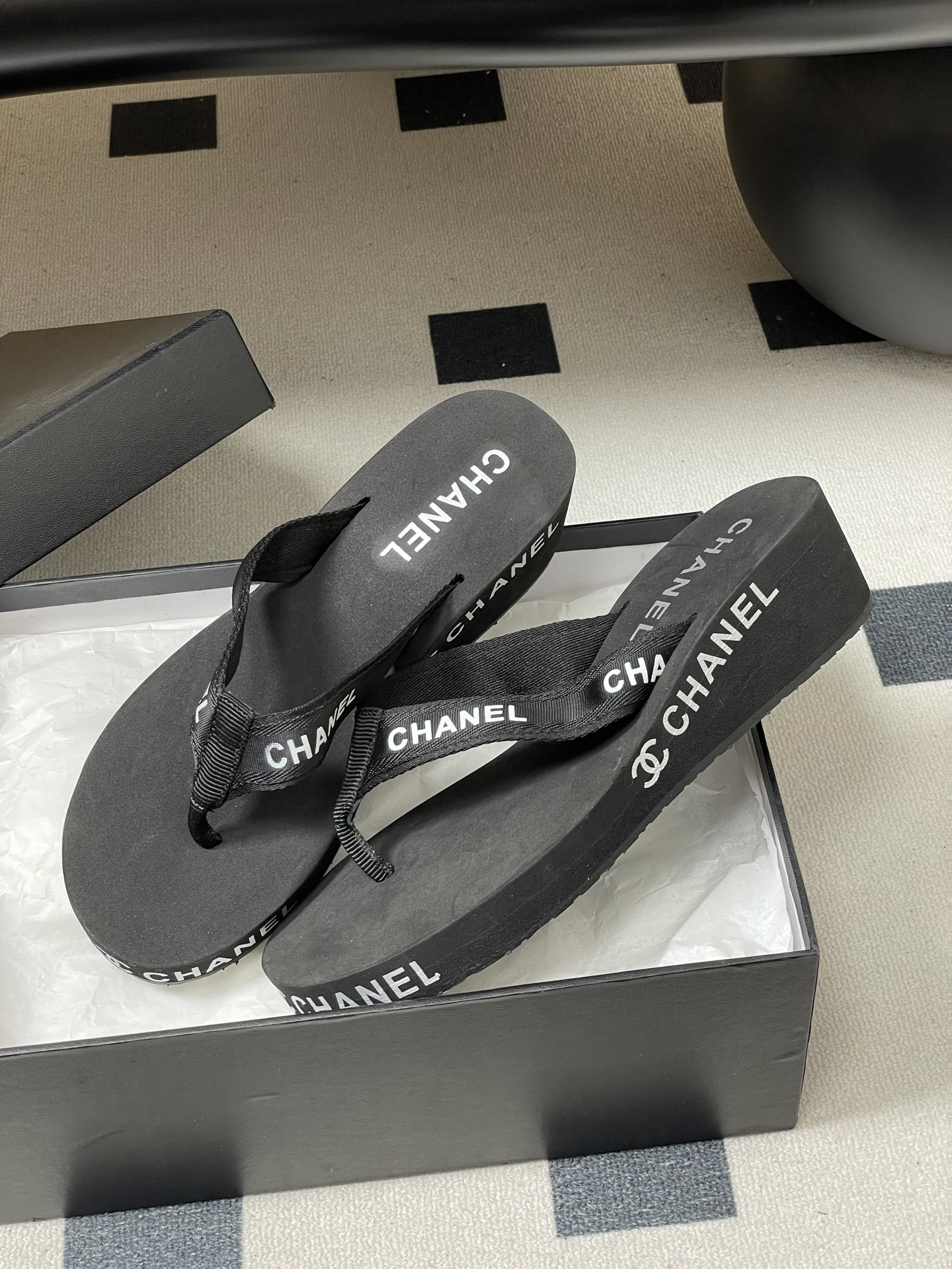 春夏新款Chanel小香夹脚人字拖鞋 经典字母双 C 涂鸦果冻沙滩鞋系列夏日总需要一双自带氛围感的拖鞋，