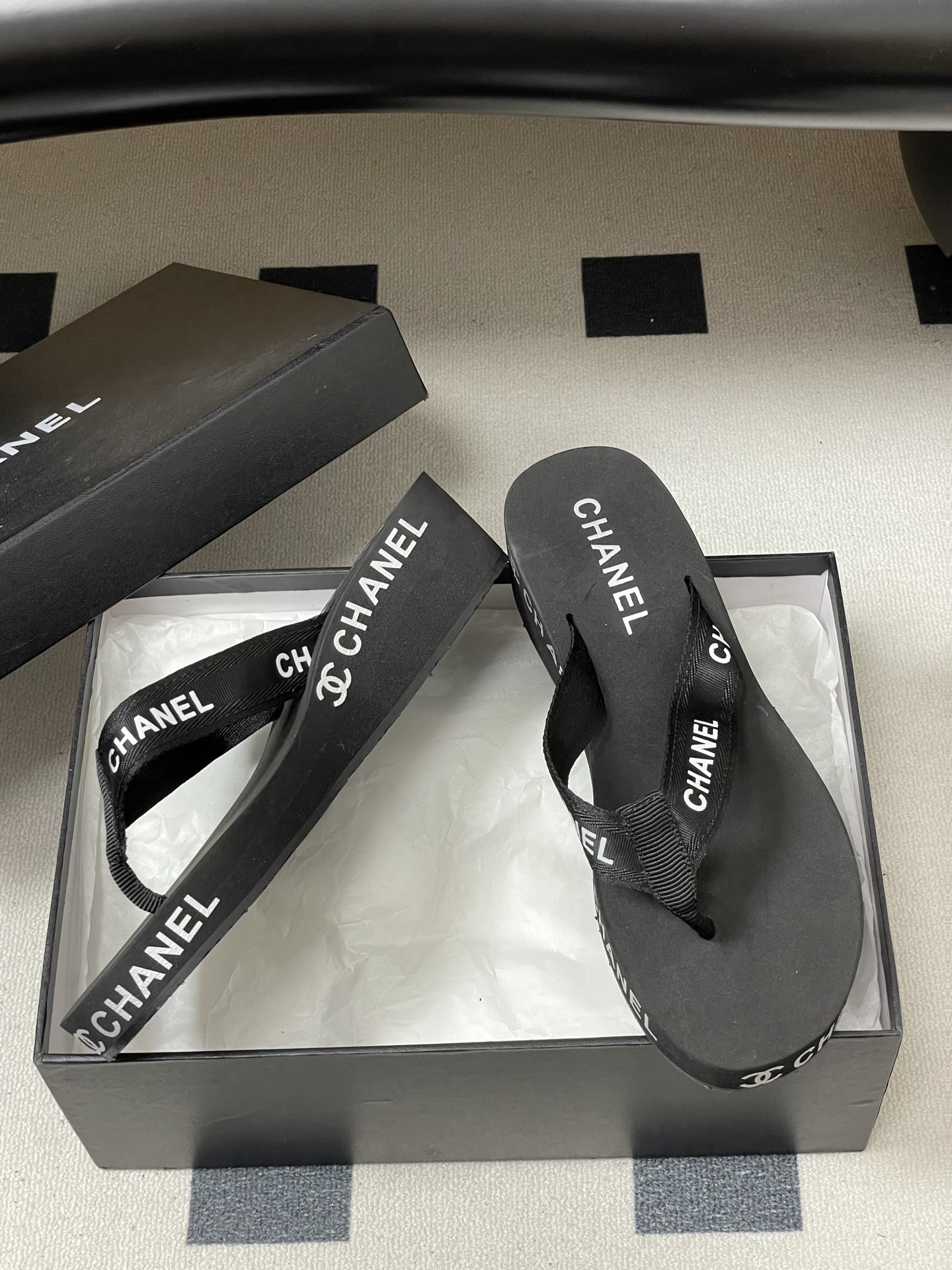 春夏新款Chanel小香夹脚人字拖鞋 经典字母双 C 涂鸦果冻沙滩鞋系列夏日总需要一双自带氛围感的拖鞋，