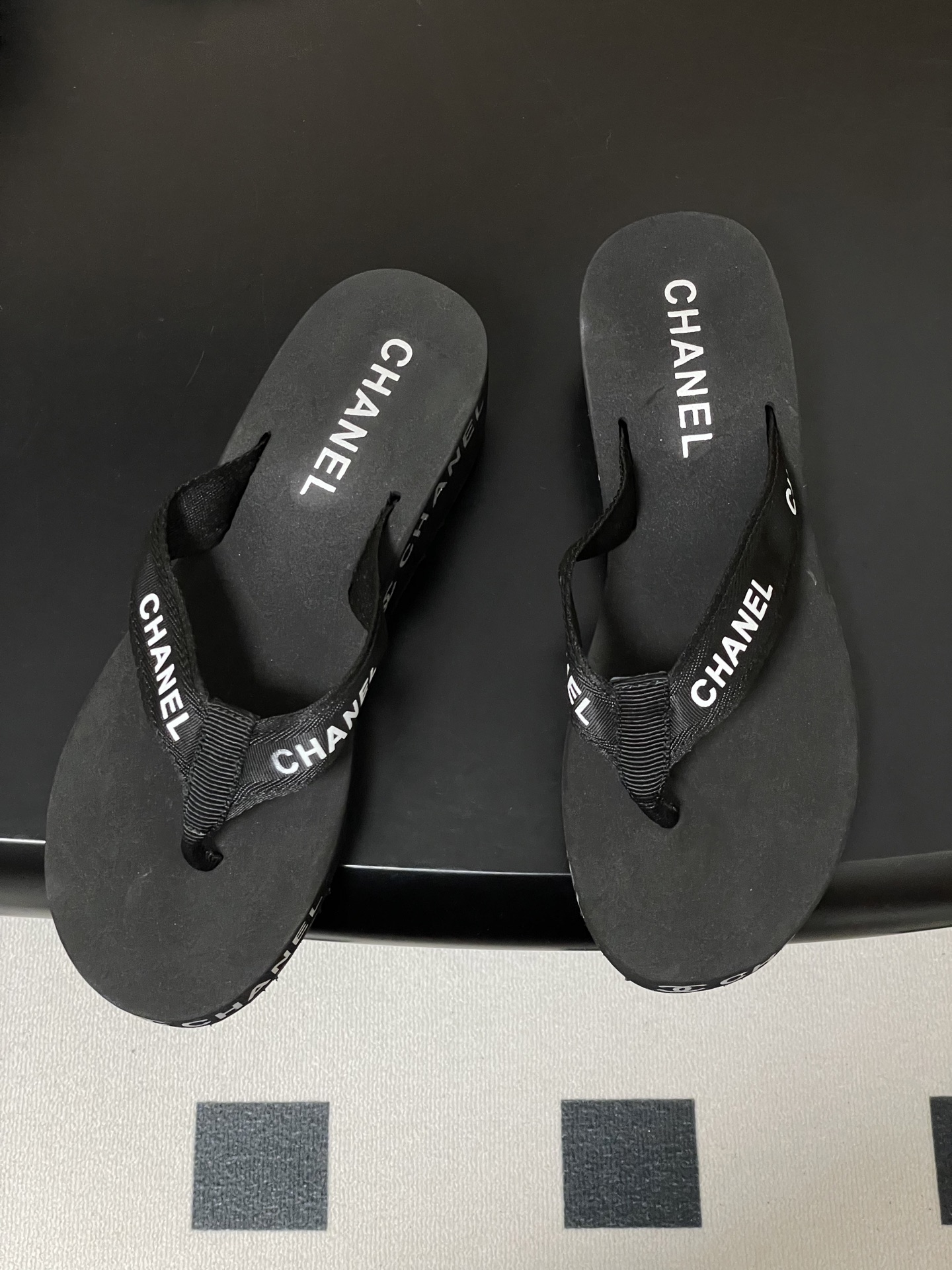 春夏新款Chanel小香夹脚人字拖鞋 经典字母双 C 涂鸦果冻沙滩鞋系列夏日总需要一双自带氛围感的拖鞋，