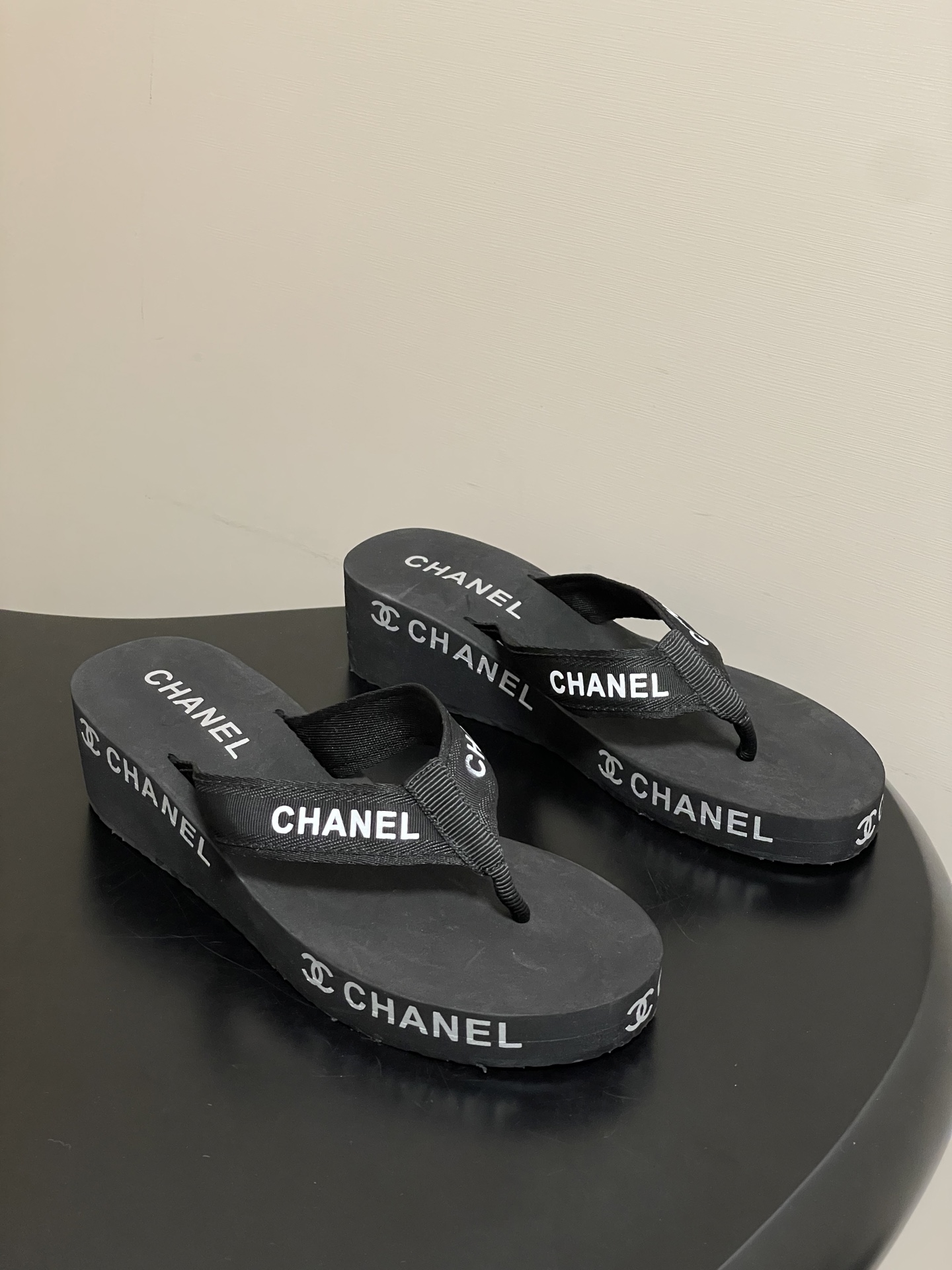 春夏新款Chanel小香夹脚人字拖鞋 经典字母双 C 涂鸦果冻沙滩鞋系列夏日总需要一双自带氛围感的拖鞋，