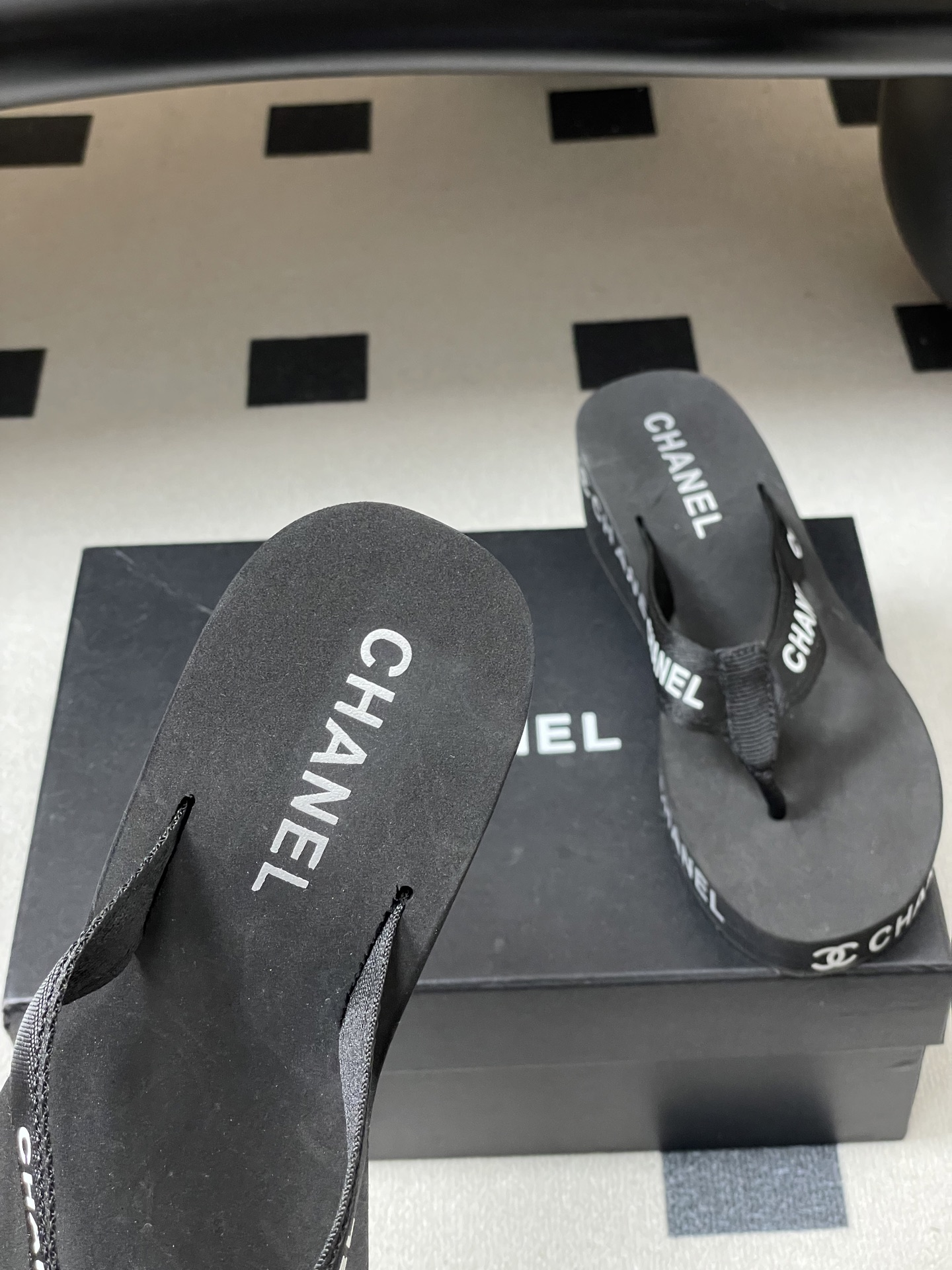 春夏新款Chanel小香夹脚人字拖鞋 经典字母双 C 涂鸦果冻沙滩鞋系列夏日总需要一双自带氛围感的拖鞋，