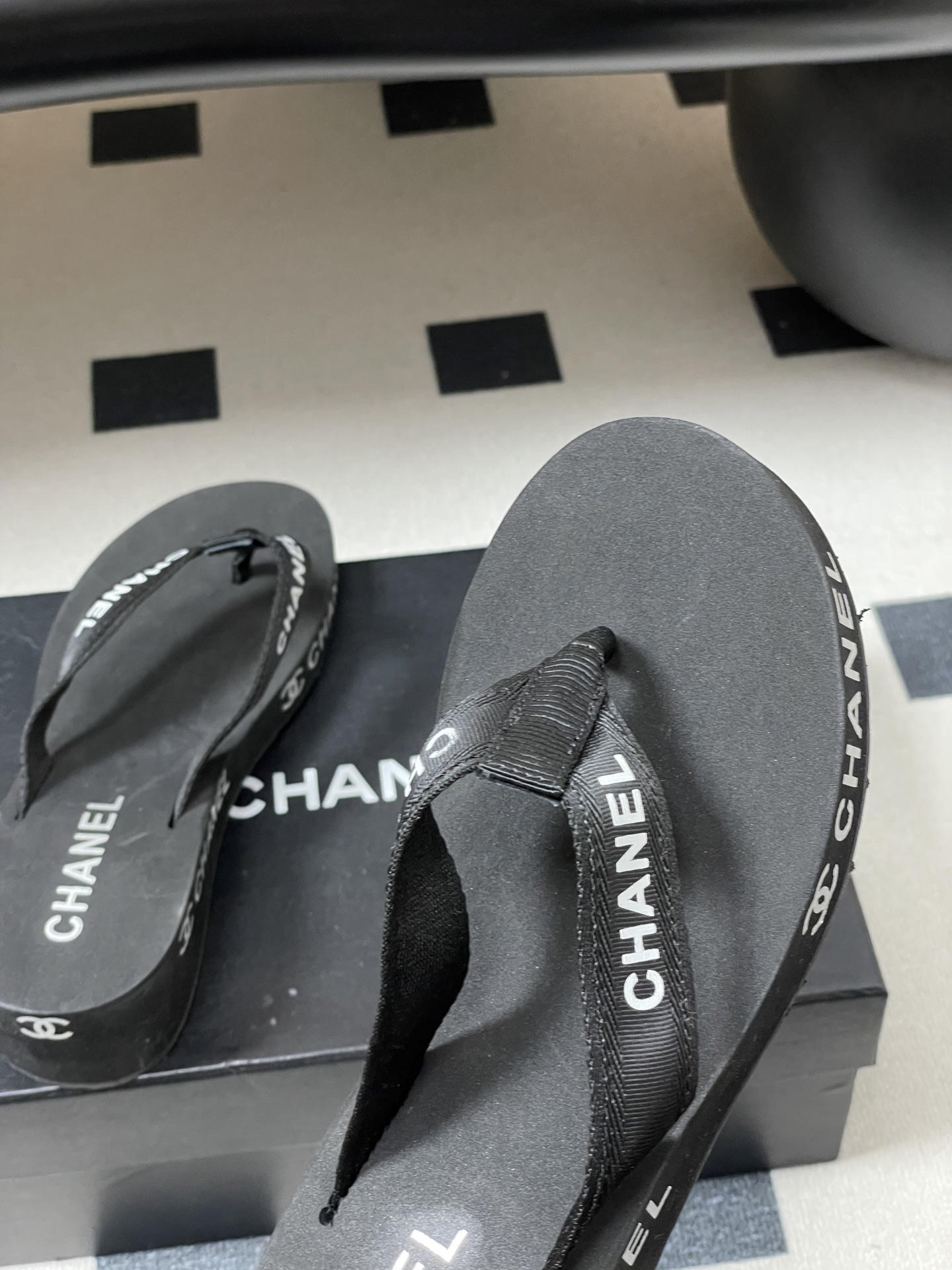 春夏新款Chanel小香夹脚人字拖鞋 经典字母双 C 涂鸦果冻沙滩鞋系列夏日总需要一双自带氛围感的拖鞋，