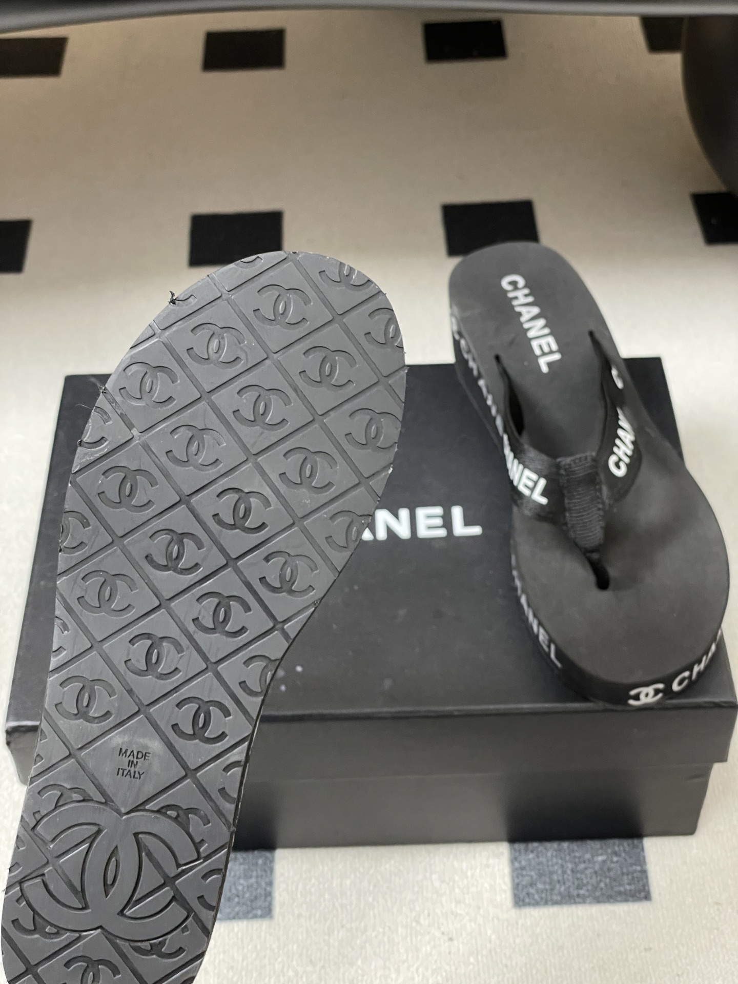 春夏新款Chanel小香夹脚人字拖鞋 经典字母双 C 涂鸦果冻沙滩鞋系列夏日总需要一双自带氛围感的拖鞋，