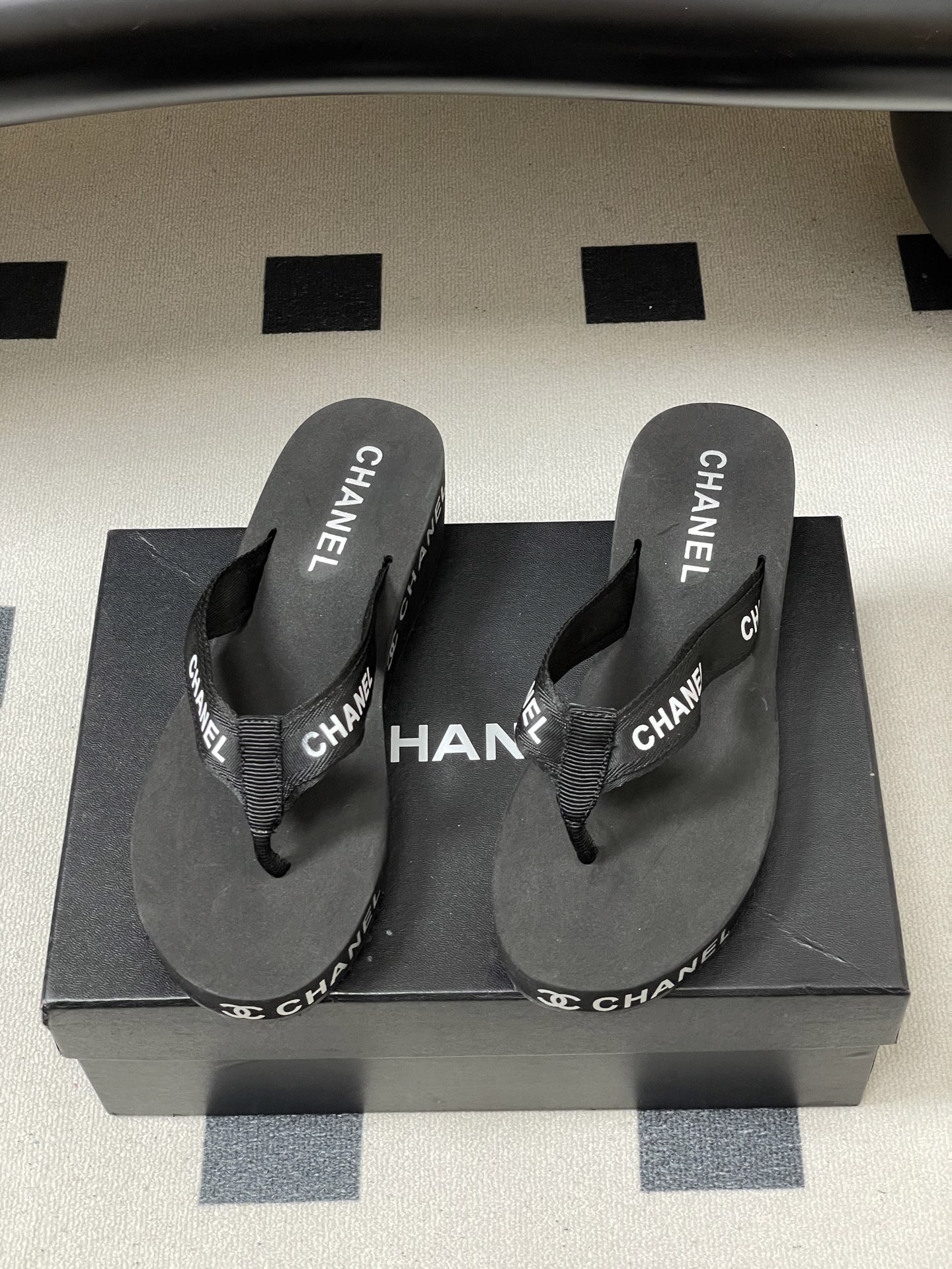 春夏新款Chanel小香夹脚人字拖鞋 经典字母双 C 涂鸦果冻沙滩鞋系列夏日总需要一双自带氛围感的拖鞋，