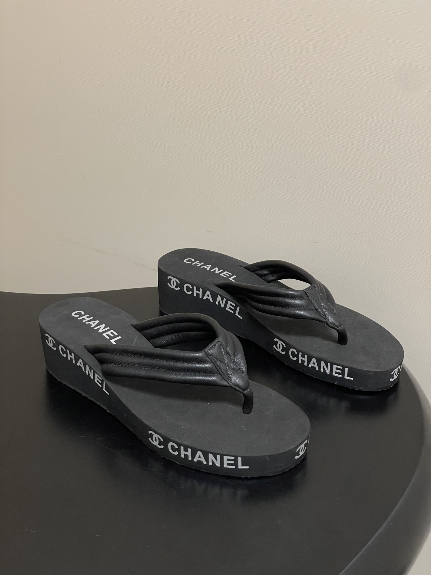 春夏新款Chanel小香夹脚人字拖鞋 经典字母双 C 涂鸦果冻沙滩鞋系列夏日总需要一双自带氛围感的拖鞋，