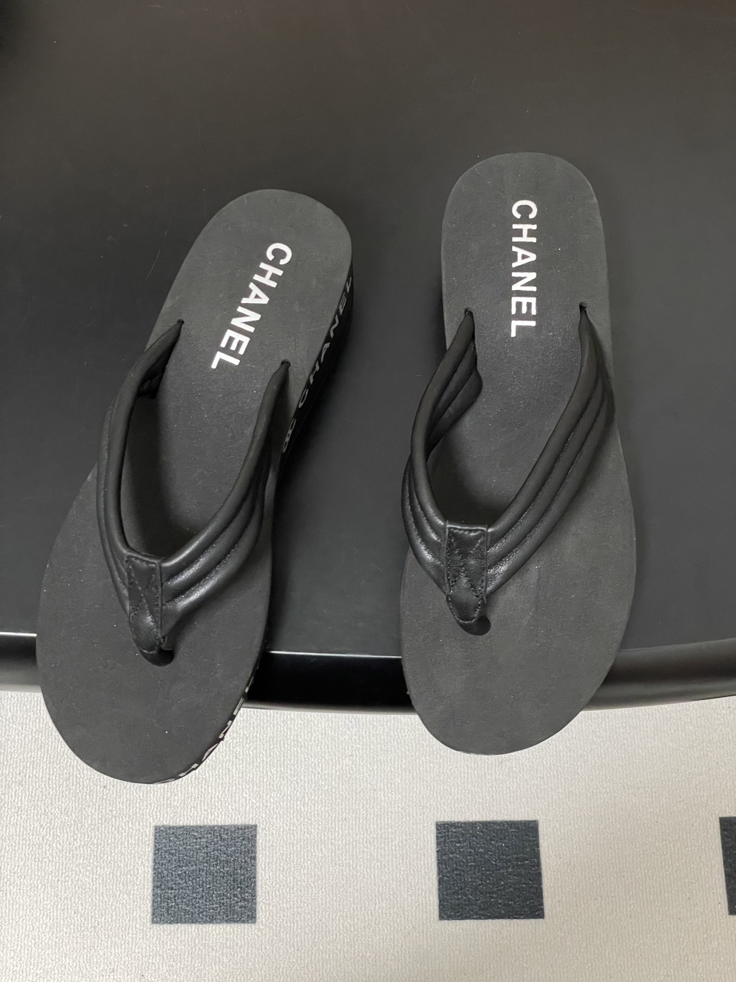 春夏新款Chanel小香夹脚人字拖鞋 经典字母双 C 涂鸦果冻沙滩鞋系列夏日总需要一双自带氛围感的拖鞋，