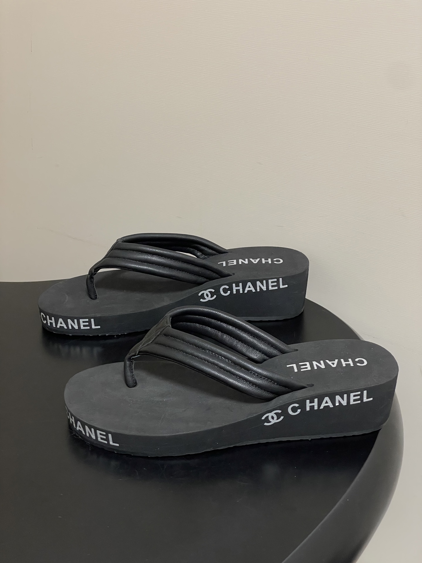 春夏新款Chanel小香夹脚人字拖鞋 经典字母双 C 涂鸦果冻沙滩鞋系列夏日总需要一双自带氛围感的拖鞋，