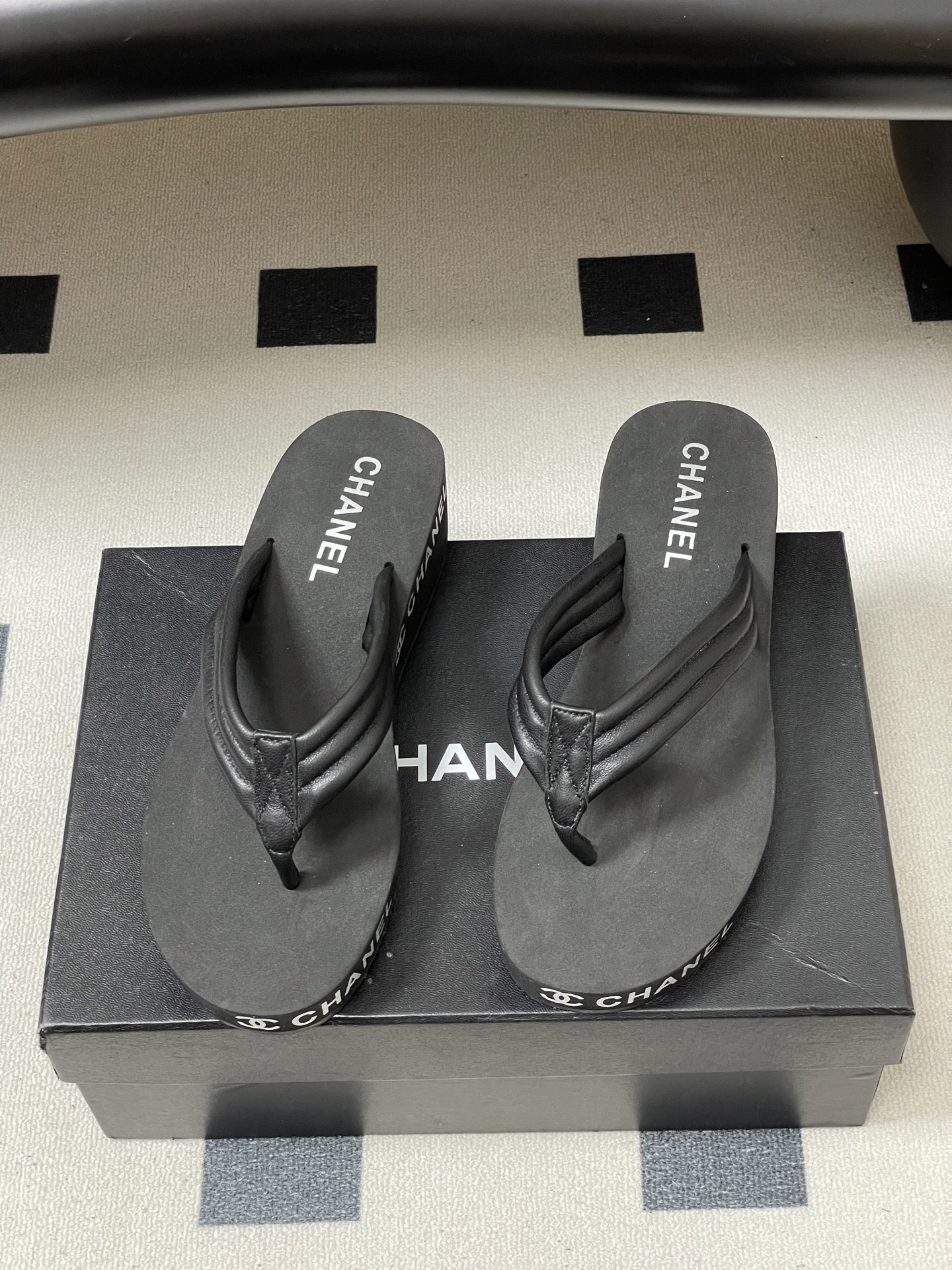 春夏新款Chanel小香夹脚人字拖鞋 经典字母双 C 涂鸦果冻沙滩鞋系列夏日总需要一双自带氛围感的拖鞋，