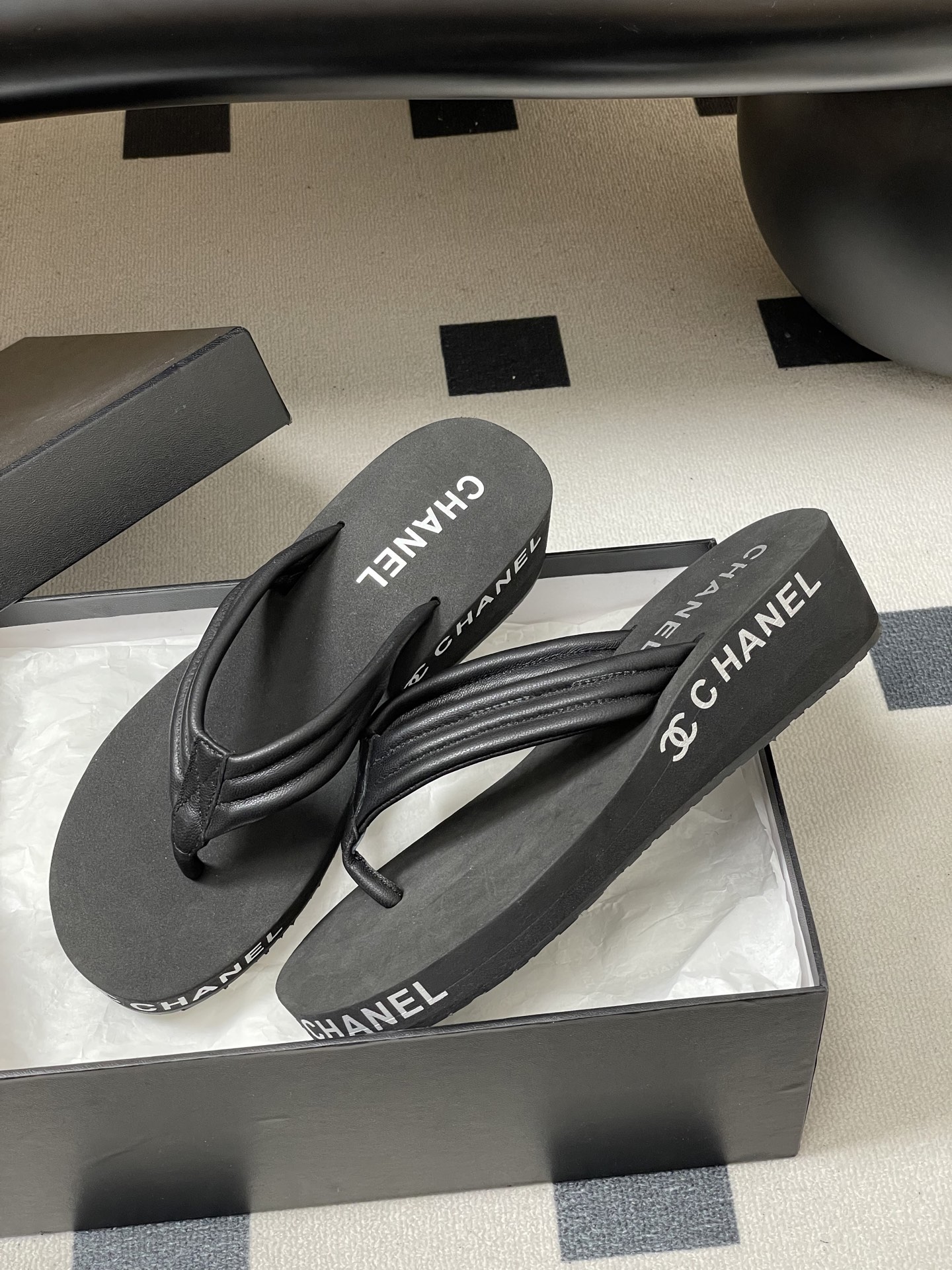 春夏新款Chanel小香夹脚人字拖鞋 经典字母双 C 涂鸦果冻沙滩鞋系列夏日总需要一双自带氛围感的拖鞋，