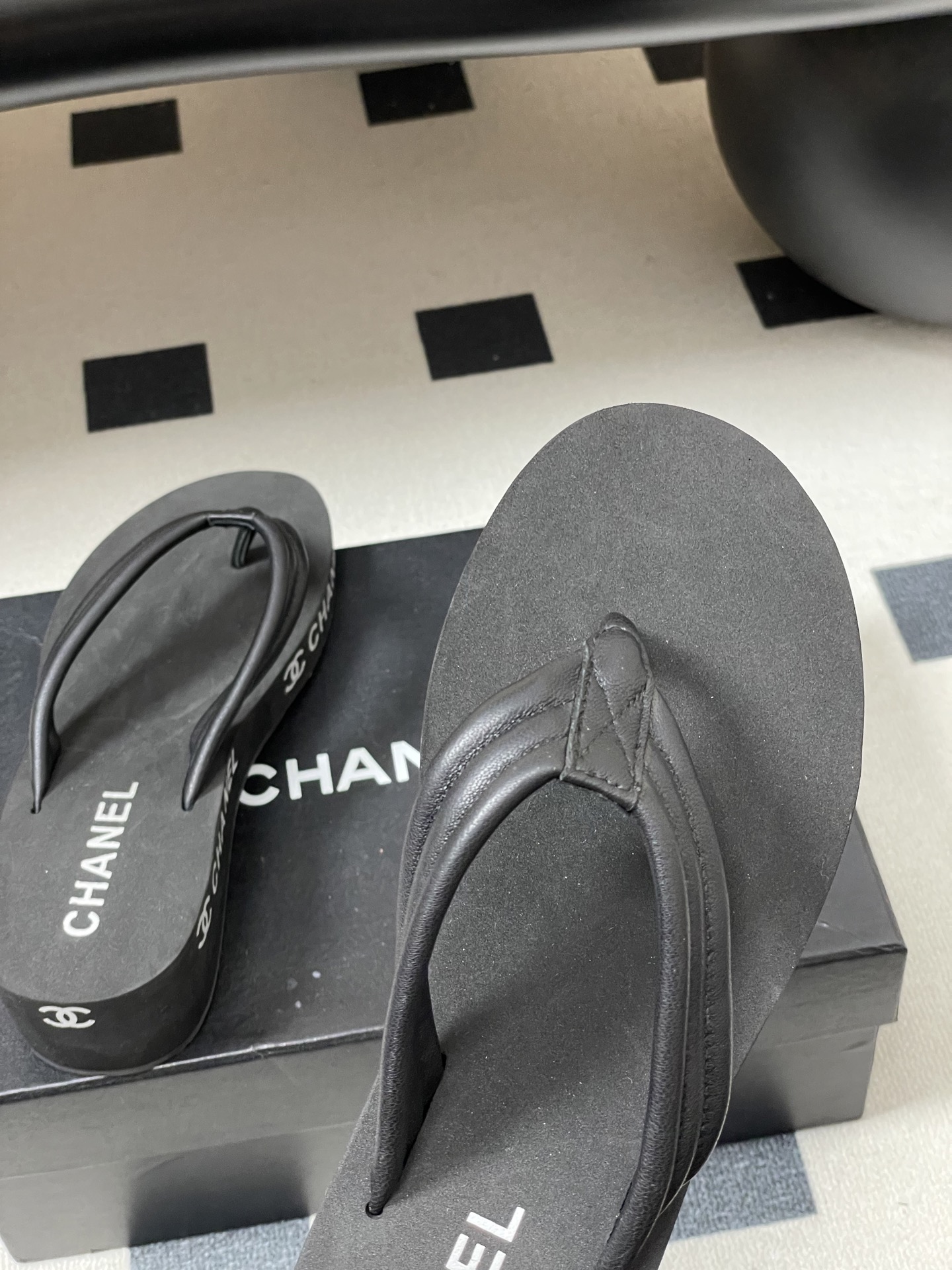 春夏新款Chanel小香夹脚人字拖鞋 经典字母双 C 涂鸦果冻沙滩鞋系列夏日总需要一双自带氛围感的拖鞋，