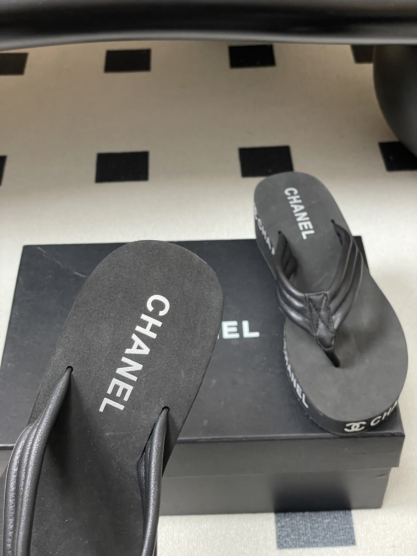 春夏新款Chanel小香夹脚人字拖鞋 经典字母双 C 涂鸦果冻沙滩鞋系列夏日总需要一双自带氛围感的拖鞋，