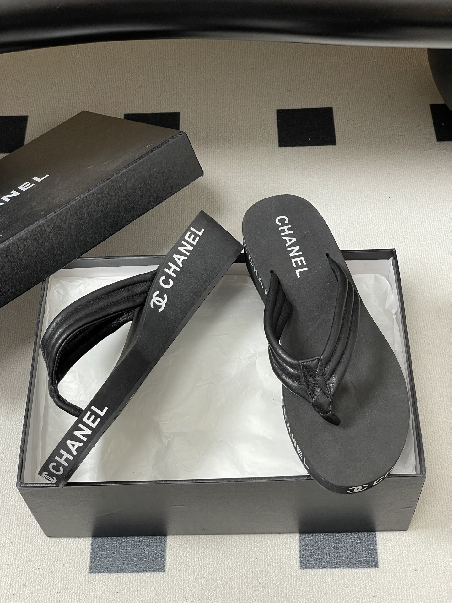 春夏新款Chanel小香夹脚人字拖鞋 经典字母双 C 涂鸦果冻沙滩鞋系列夏日总需要一双自带氛围感的拖鞋，
