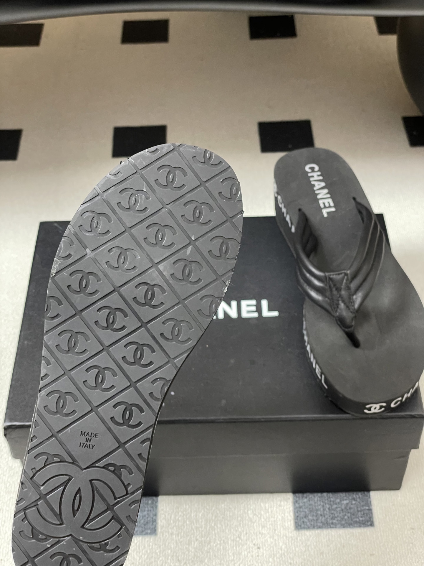 春夏新款Chanel小香夹脚人字拖鞋 经典字母双 C 涂鸦果冻沙滩鞋系列夏日总需要一双自带氛围感的拖鞋，