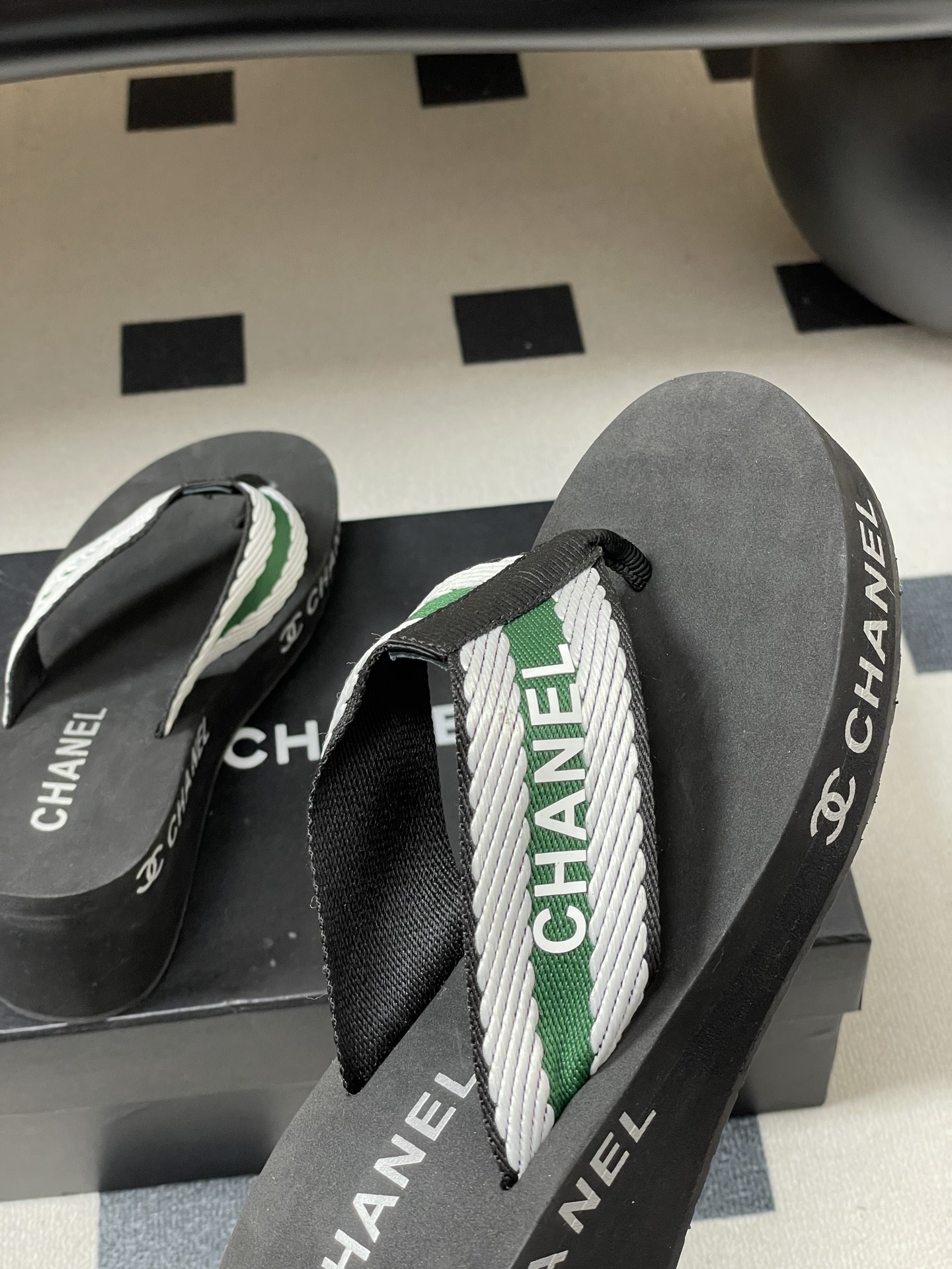 春夏新款Chanel小香夹脚人字拖鞋 经典字母双 C 涂鸦果冻沙滩鞋系列夏日总需要一双自带氛围感的拖鞋，