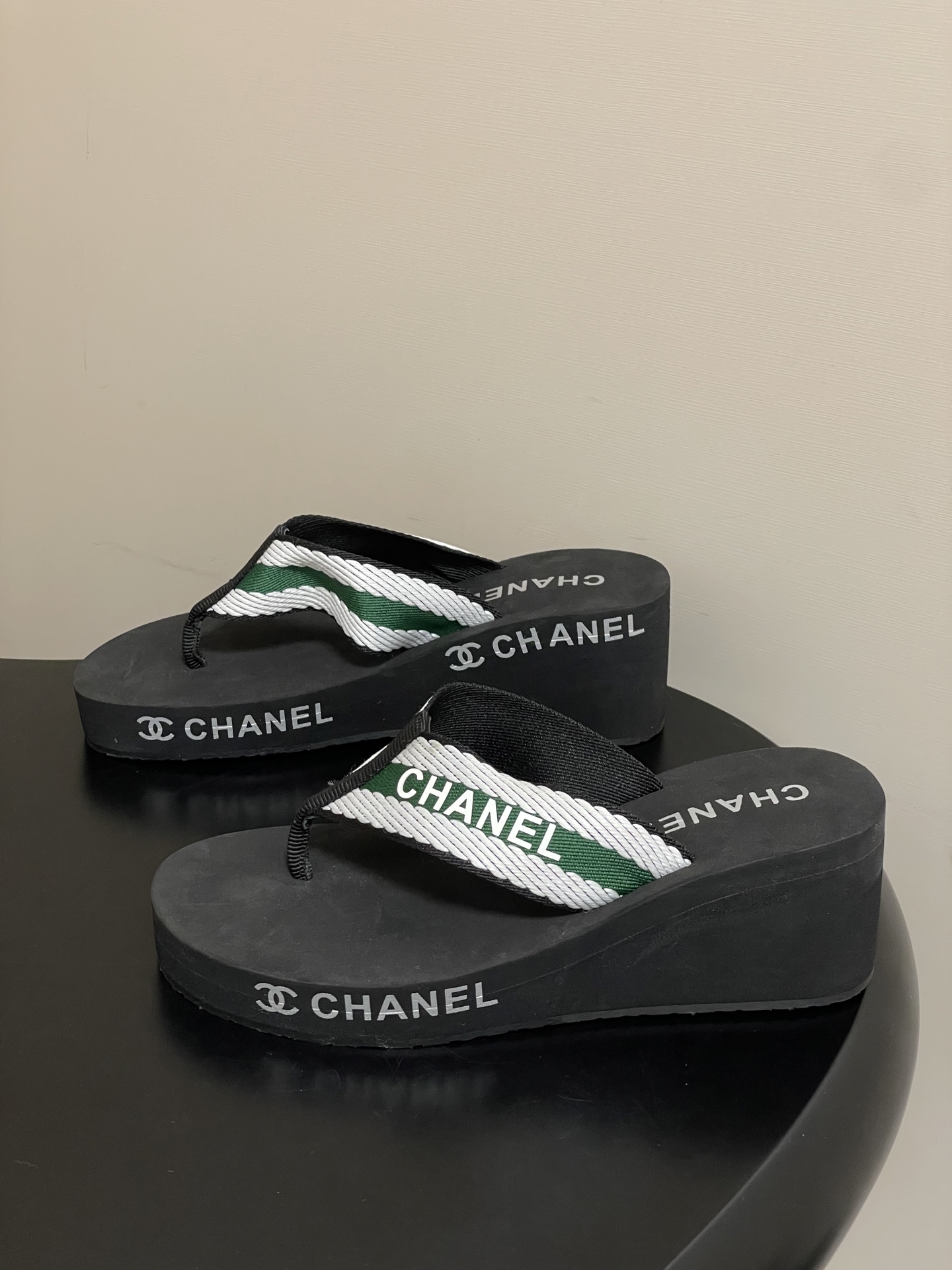 春夏新款Chanel小香夹脚人字拖鞋 经典字母双 C 涂鸦果冻沙滩鞋系列夏日总需要一双自带氛围感的拖鞋，