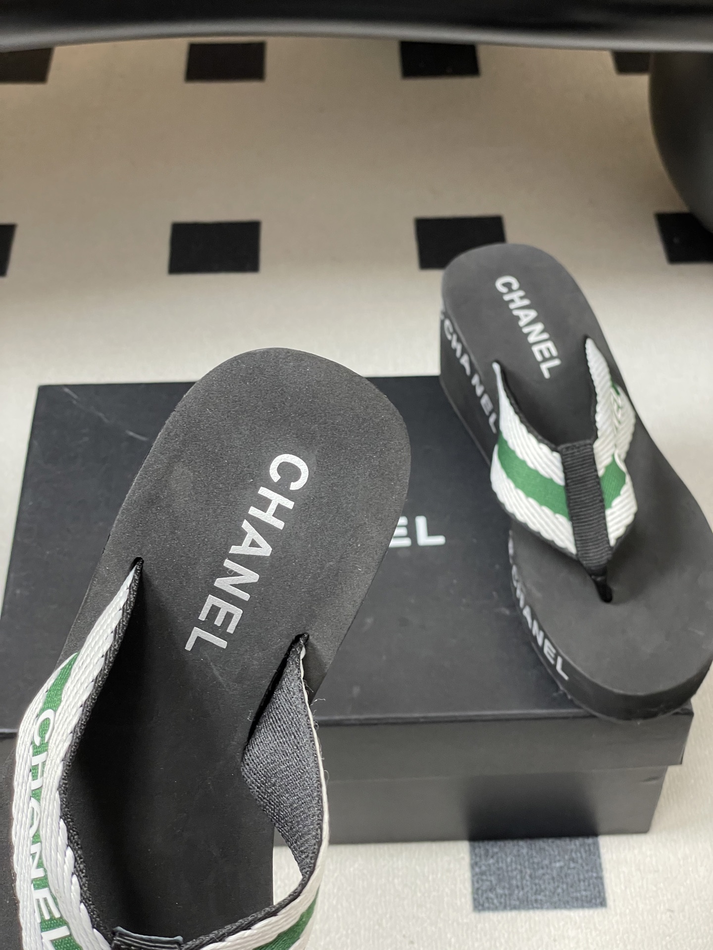 春夏新款Chanel小香夹脚人字拖鞋 经典字母双 C 涂鸦果冻沙滩鞋系列夏日总需要一双自带氛围感的拖鞋，