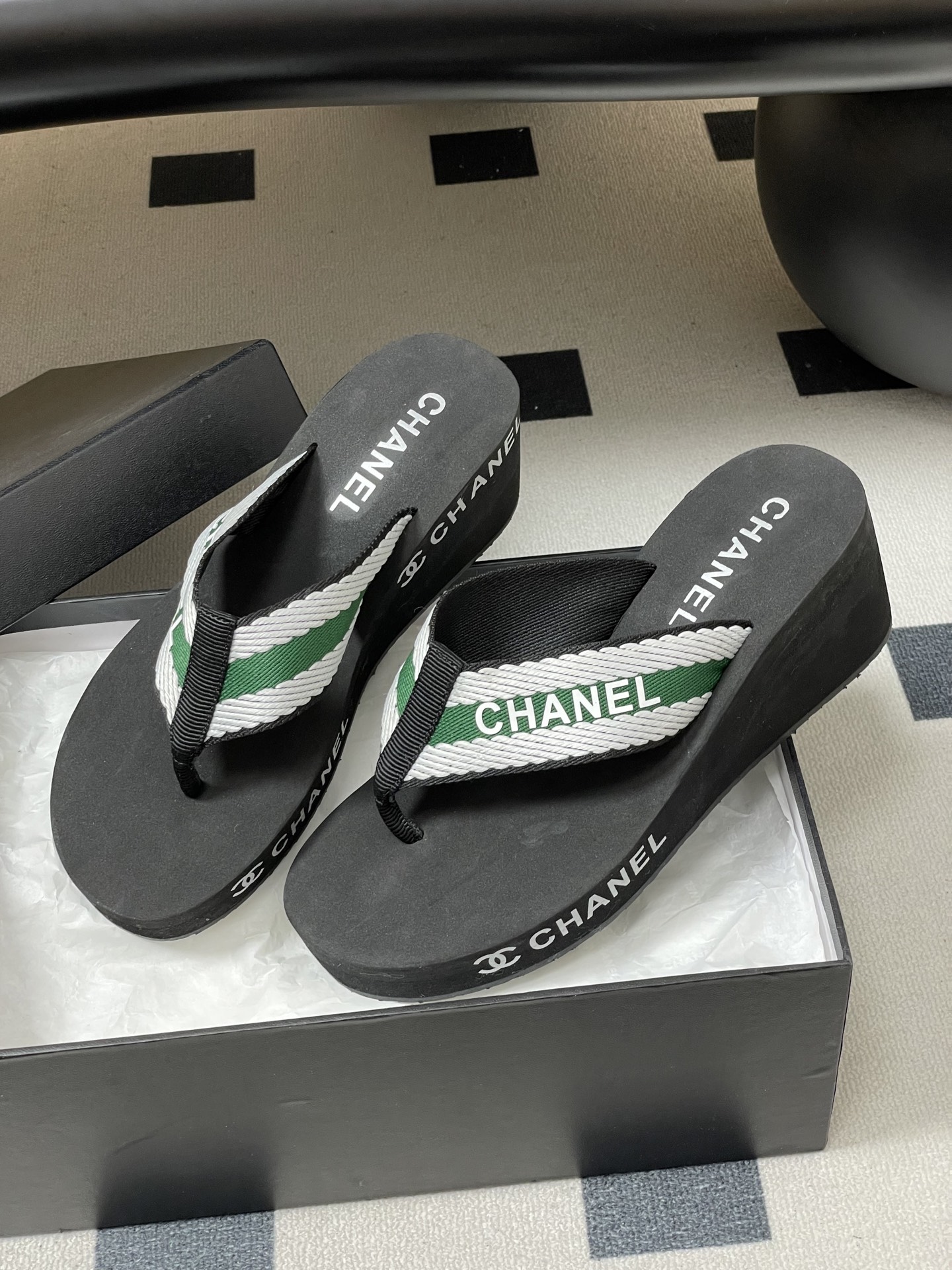 春夏新款Chanel小香夹脚人字拖鞋 经典字母双 C 涂鸦果冻沙滩鞋系列夏日总需要一双自带氛围感的拖鞋，