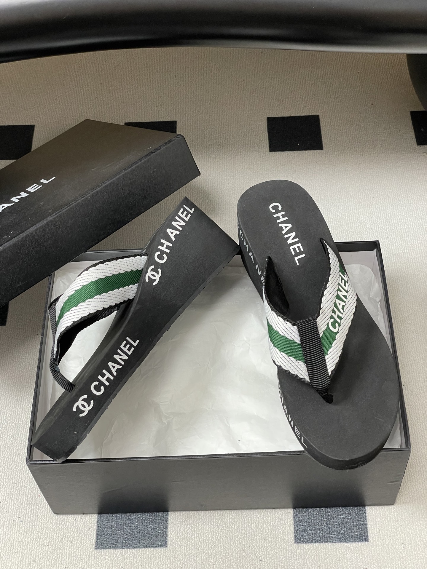 春夏新款Chanel小香夹脚人字拖鞋 经典字母双 C 涂鸦果冻沙滩鞋系列夏日总需要一双自带氛围感的拖鞋，