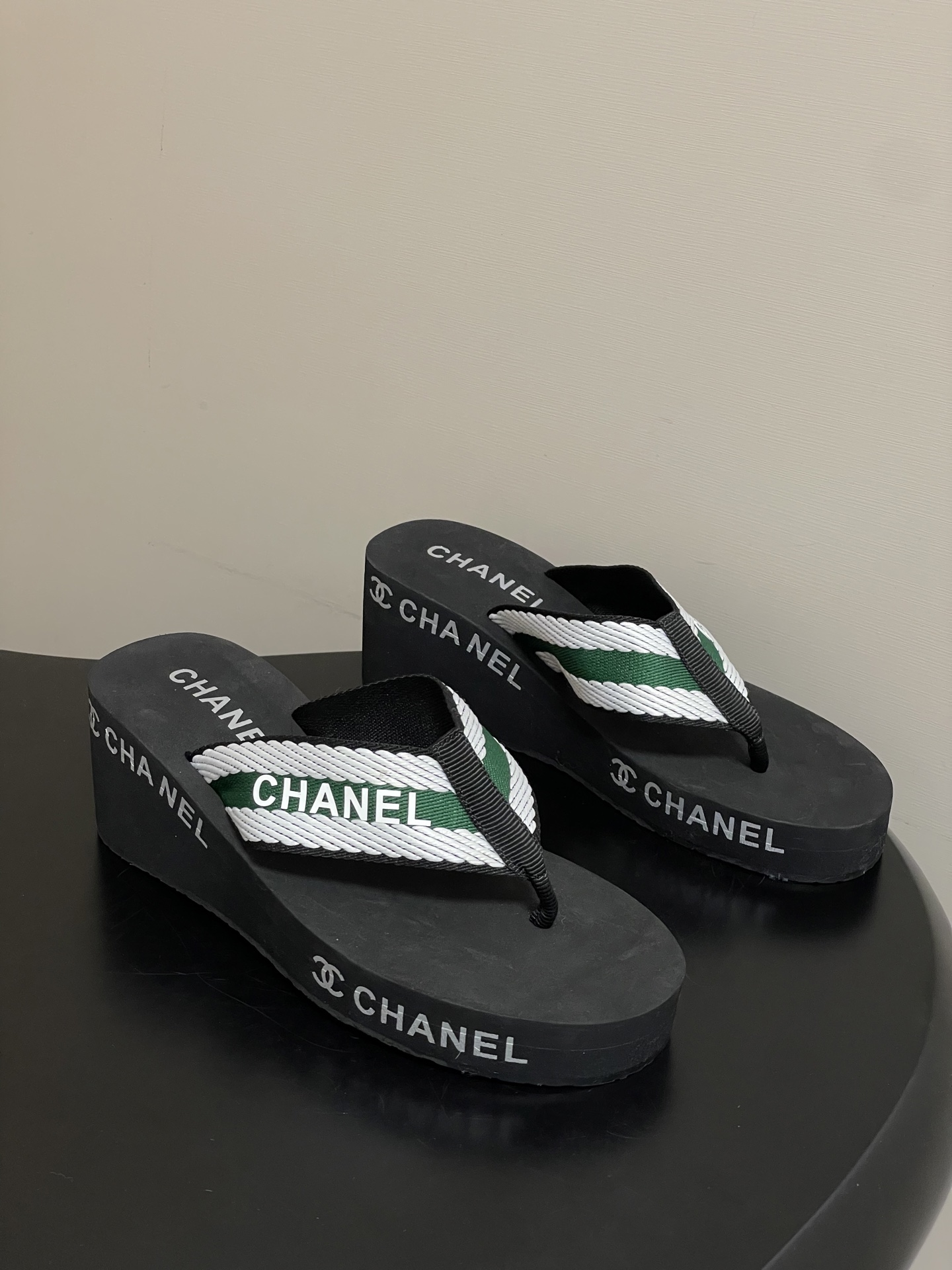 春夏新款Chanel小香夹脚人字拖鞋 经典字母双 C 涂鸦果冻沙滩鞋系列夏日总需要一双自带氛围感的拖鞋，