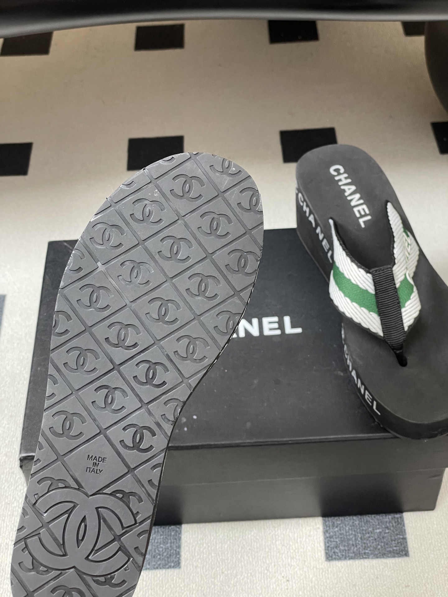 春夏新款Chanel小香夹脚人字拖鞋 经典字母双 C 涂鸦果冻沙滩鞋系列夏日总需要一双自带氛围感的拖鞋，