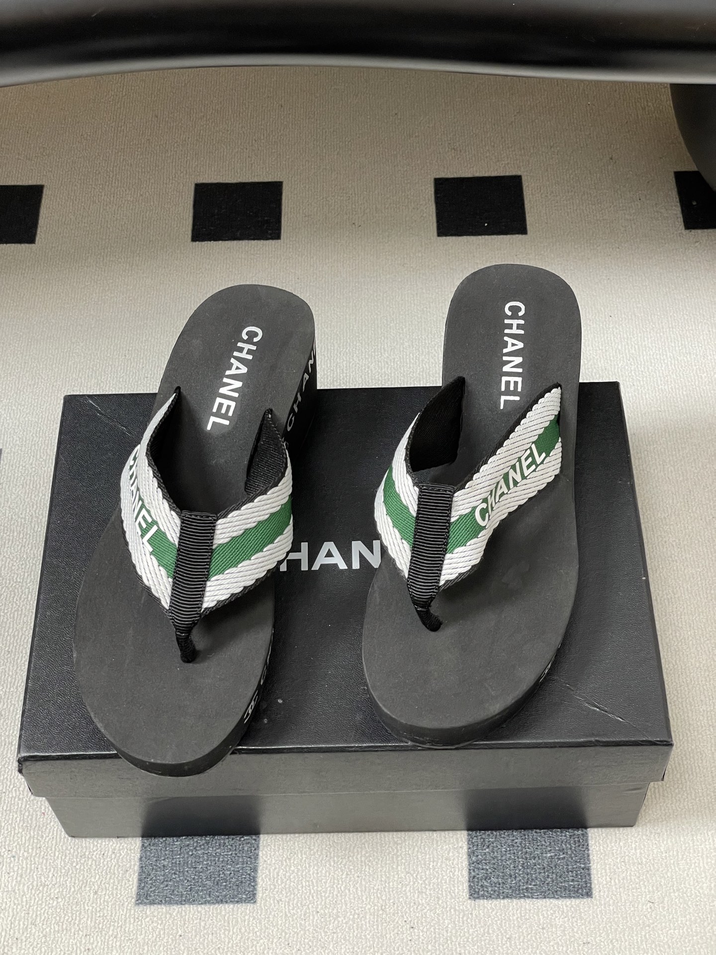 春夏新款Chanel小香夹脚人字拖鞋 经典字母双 C 涂鸦果冻沙滩鞋系列夏日总需要一双自带氛围感的拖鞋，