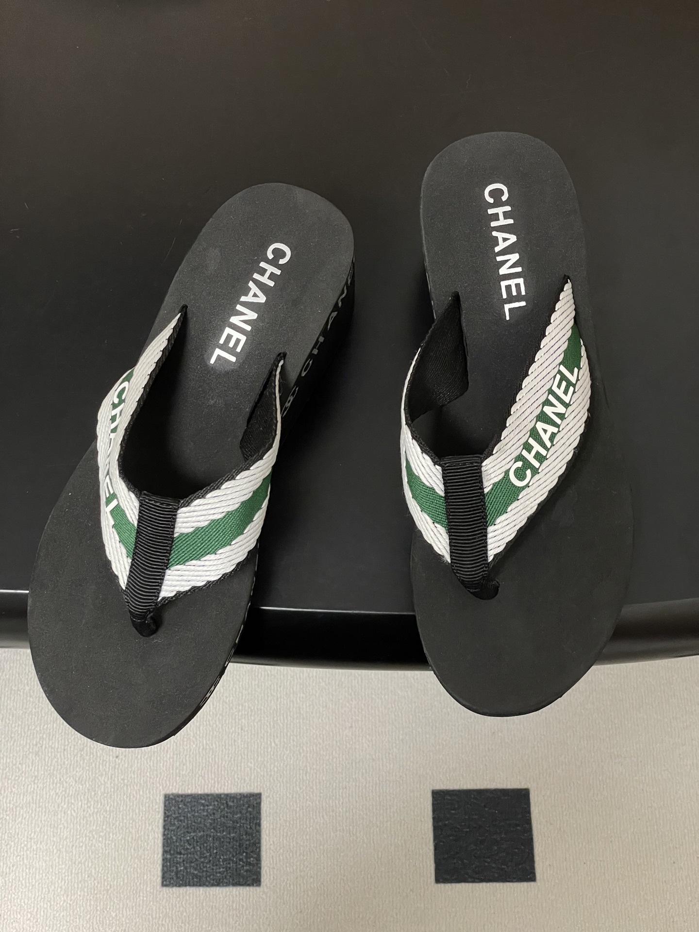 春夏新款Chanel小香夹脚人字拖鞋 经典字母双 C 涂鸦果冻沙滩鞋系列夏日总需要一双自带氛围感的拖鞋，