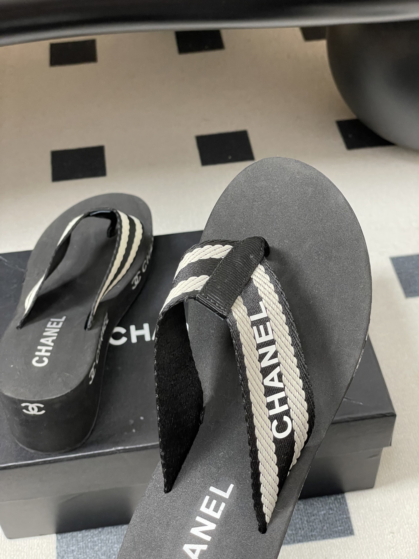 春夏新款Chanel小香夹脚人字拖鞋 经典字母双 C 涂鸦果冻沙滩鞋系列夏日总需要一双自带氛围感的拖鞋，