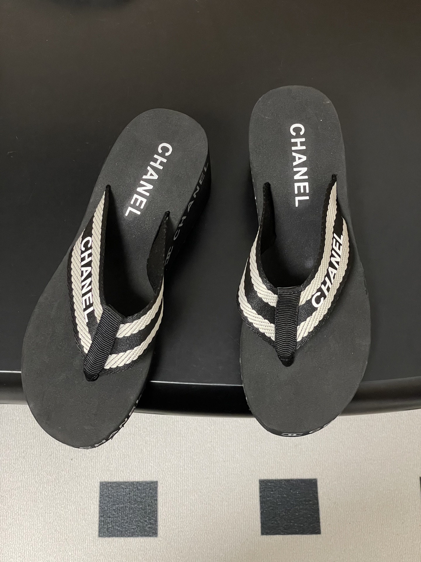 春夏新款Chanel小香夹脚人字拖鞋 经典字母双 C 涂鸦果冻沙滩鞋系列夏日总需要一双自带氛围感的拖鞋，