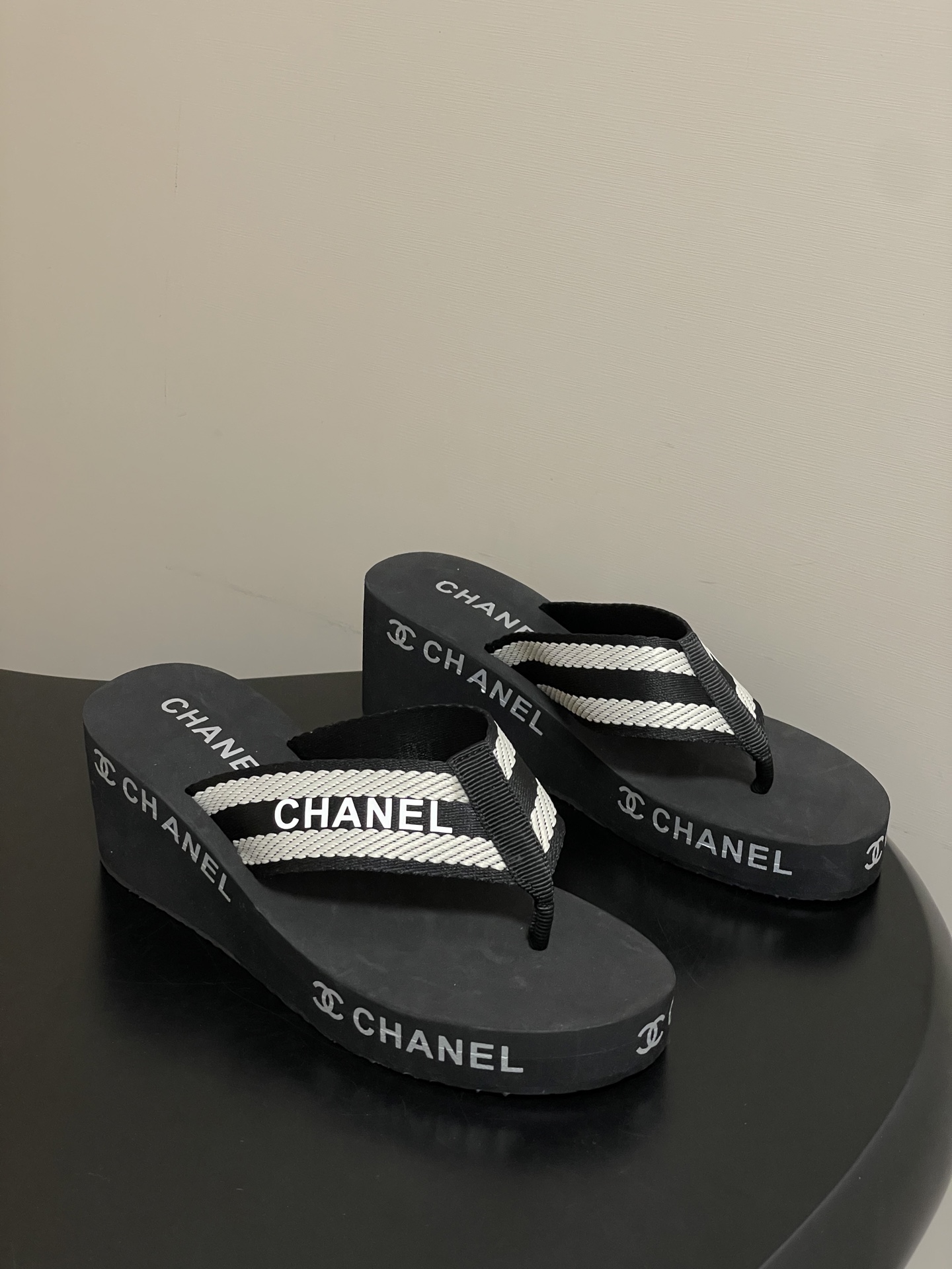 春夏新款Chanel小香夹脚人字拖鞋 经典字母双 C 涂鸦果冻沙滩鞋系列夏日总需要一双自带氛围感的拖鞋，