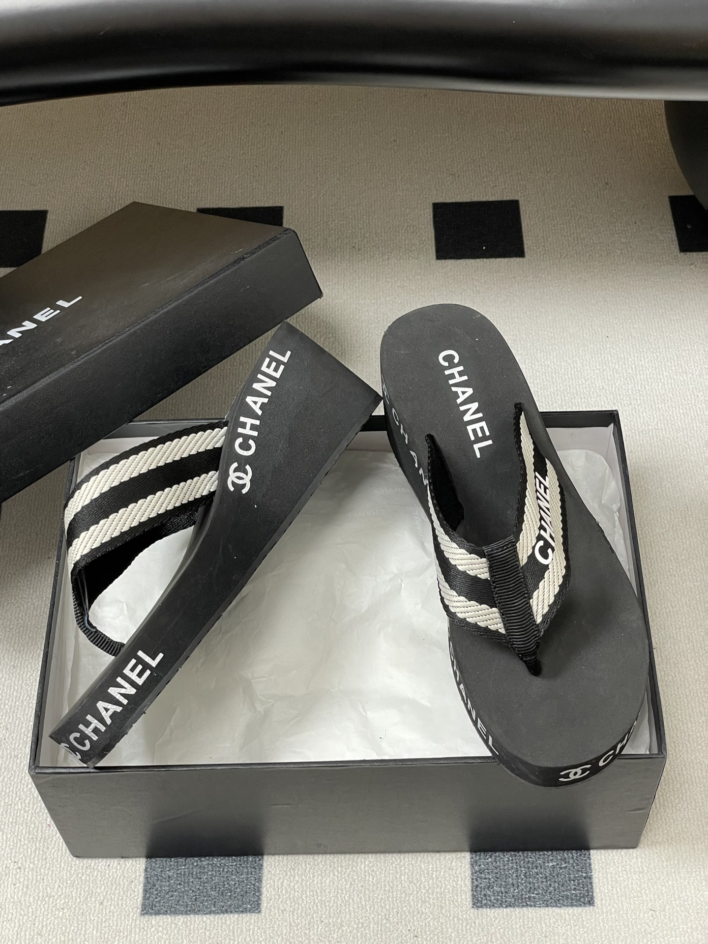 春夏新款Chanel小香夹脚人字拖鞋 经典字母双 C 涂鸦果冻沙滩鞋系列夏日总需要一双自带氛围感的拖鞋，
