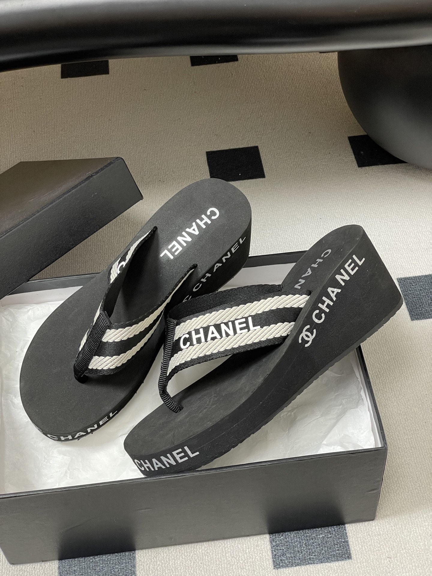 春夏新款Chanel小香夹脚人字拖鞋 经典字母双 C 涂鸦果冻沙滩鞋系列夏日总需要一双自带氛围感的拖鞋，