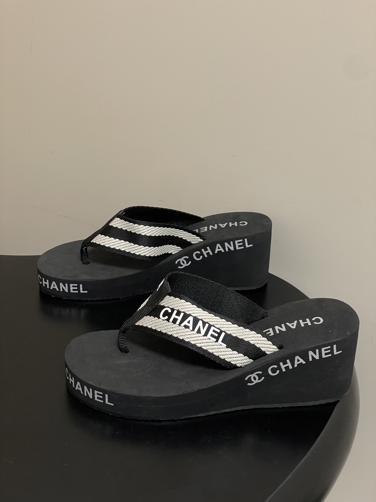 春夏新款Chanel小香夹脚人字拖鞋 经典字母双 C 涂鸦果冻沙滩鞋系列夏日总需要一双自带氛围感的拖鞋，