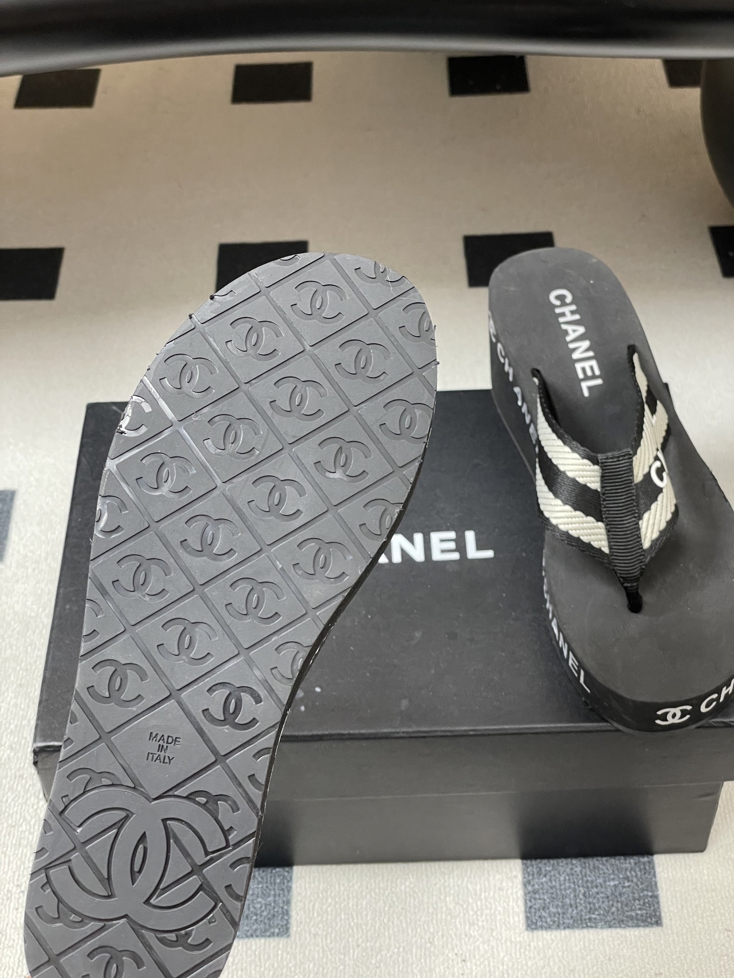 春夏新款Chanel小香夹脚人字拖鞋 经典字母双 C 涂鸦果冻沙滩鞋系列夏日总需要一双自带氛围感的拖鞋，