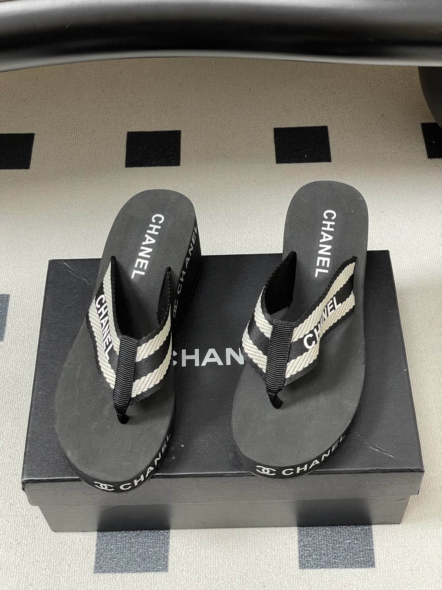 春夏新款Chanel小香夹脚人字拖鞋 经典字母双 C 涂鸦果冻沙滩鞋系列夏日总需要一双自带氛围感的拖鞋，