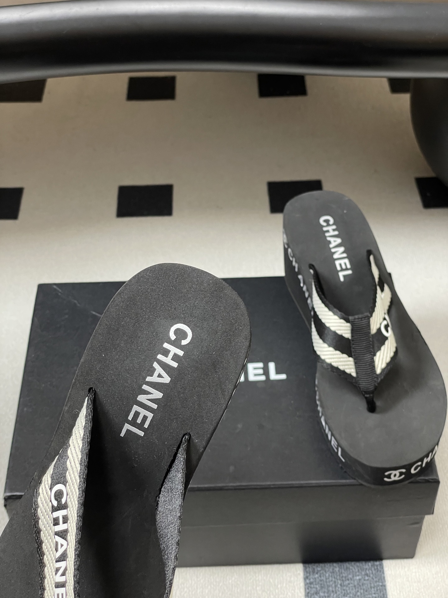 春夏新款Chanel小香夹脚人字拖鞋 经典字母双 C 涂鸦果冻沙滩鞋系列夏日总需要一双自带氛围感的拖鞋，