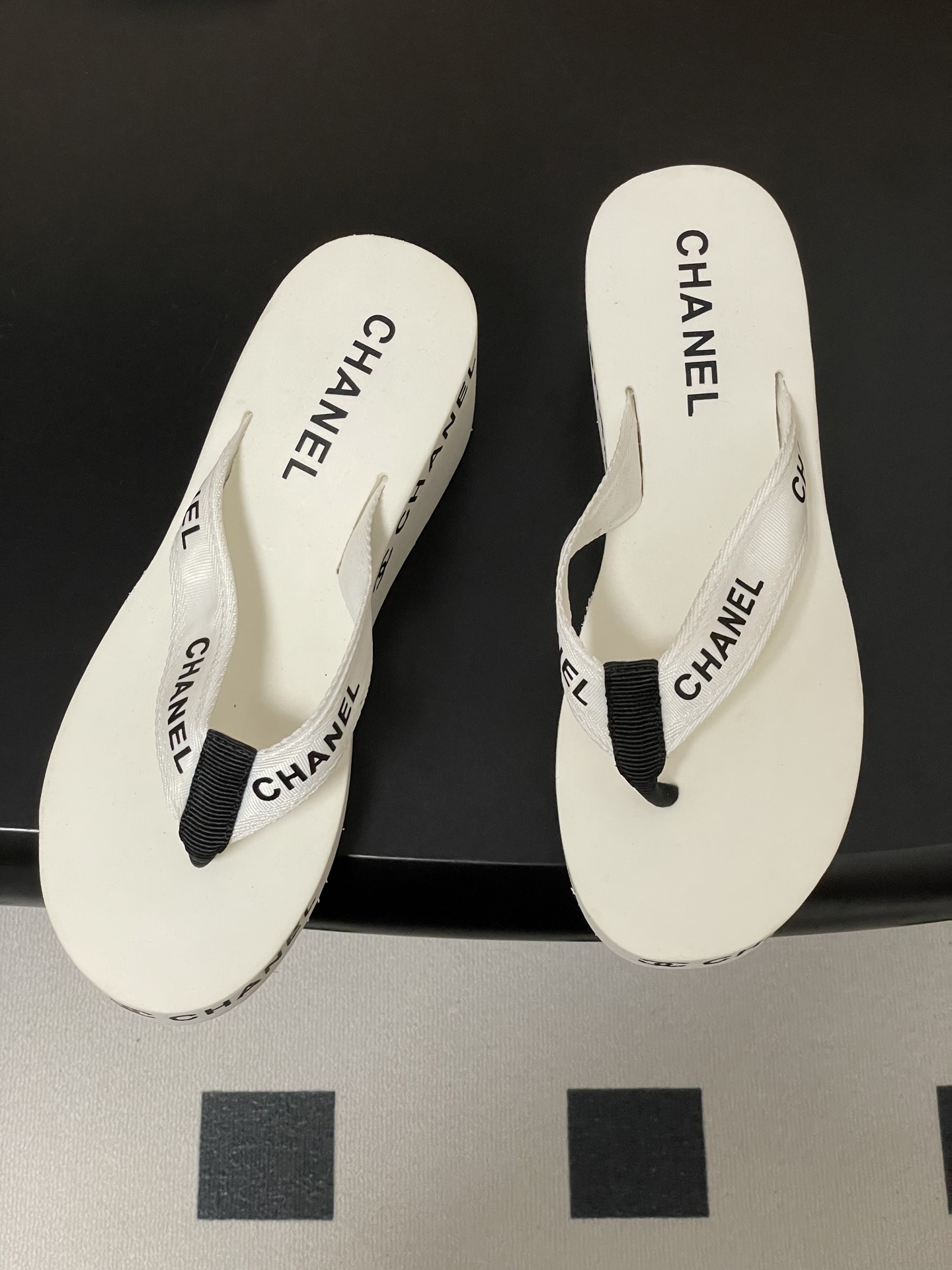 春夏新款Chanel小香夹脚人字拖鞋 经典字母双 C 涂鸦果冻沙滩鞋系列夏日总需要一双自带氛围感的拖鞋，
