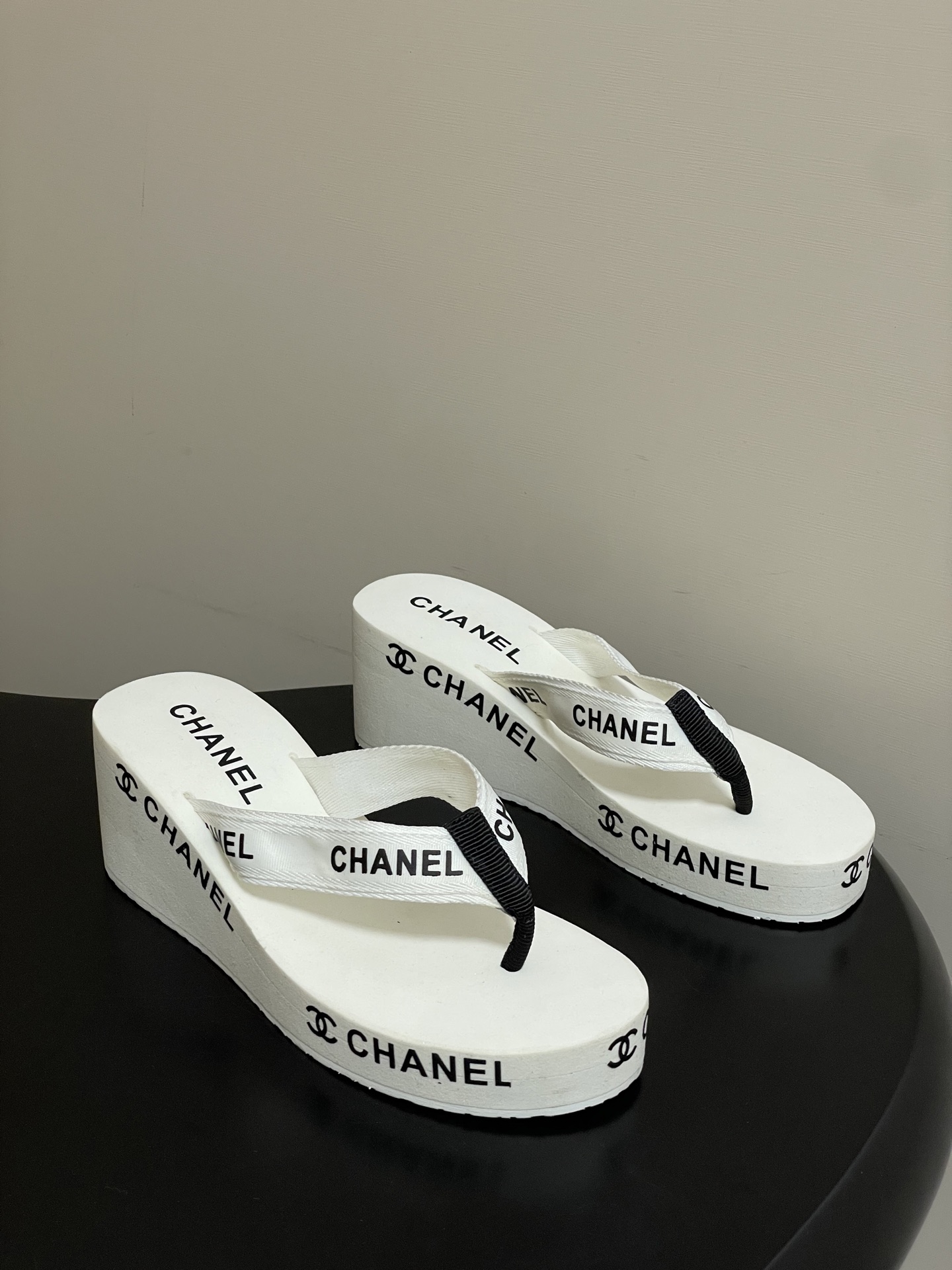 春夏新款Chanel小香夹脚人字拖鞋 经典字母双 C 涂鸦果冻沙滩鞋系列夏日总需要一双自带氛围感的拖鞋，