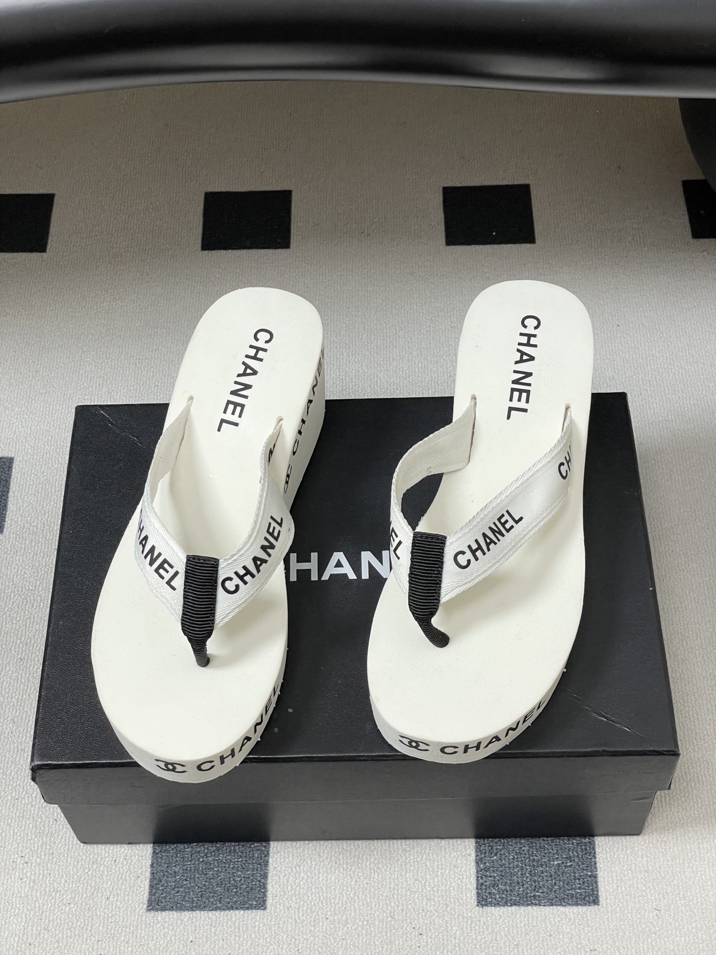 春夏新款Chanel小香夹脚人字拖鞋 经典字母双 C 涂鸦果冻沙滩鞋系列夏日总需要一双自带氛围感的拖鞋，