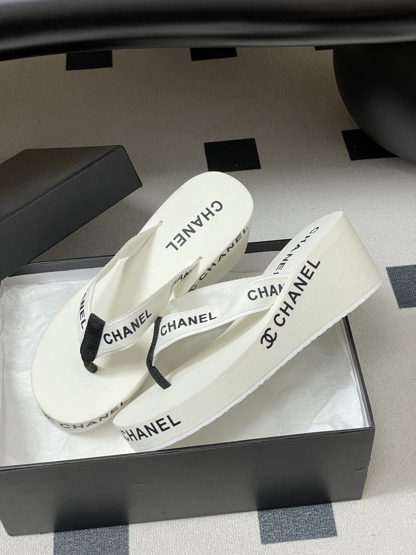 春夏新款Chanel小香夹脚人字拖鞋 经典字母双 C 涂鸦果冻沙滩鞋系列夏日总需要一双自带氛围感的拖鞋，