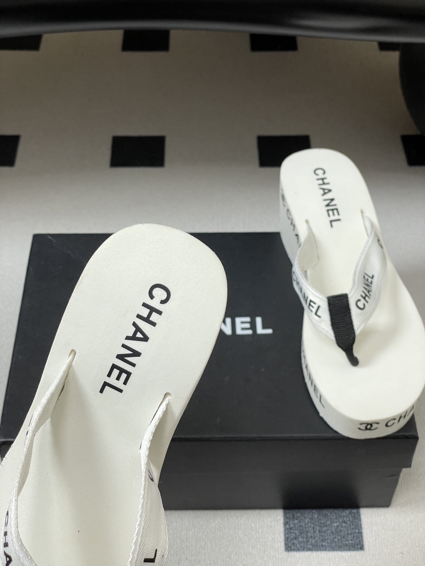 春夏新款Chanel小香夹脚人字拖鞋 经典字母双 C 涂鸦果冻沙滩鞋系列夏日总需要一双自带氛围感的拖鞋，