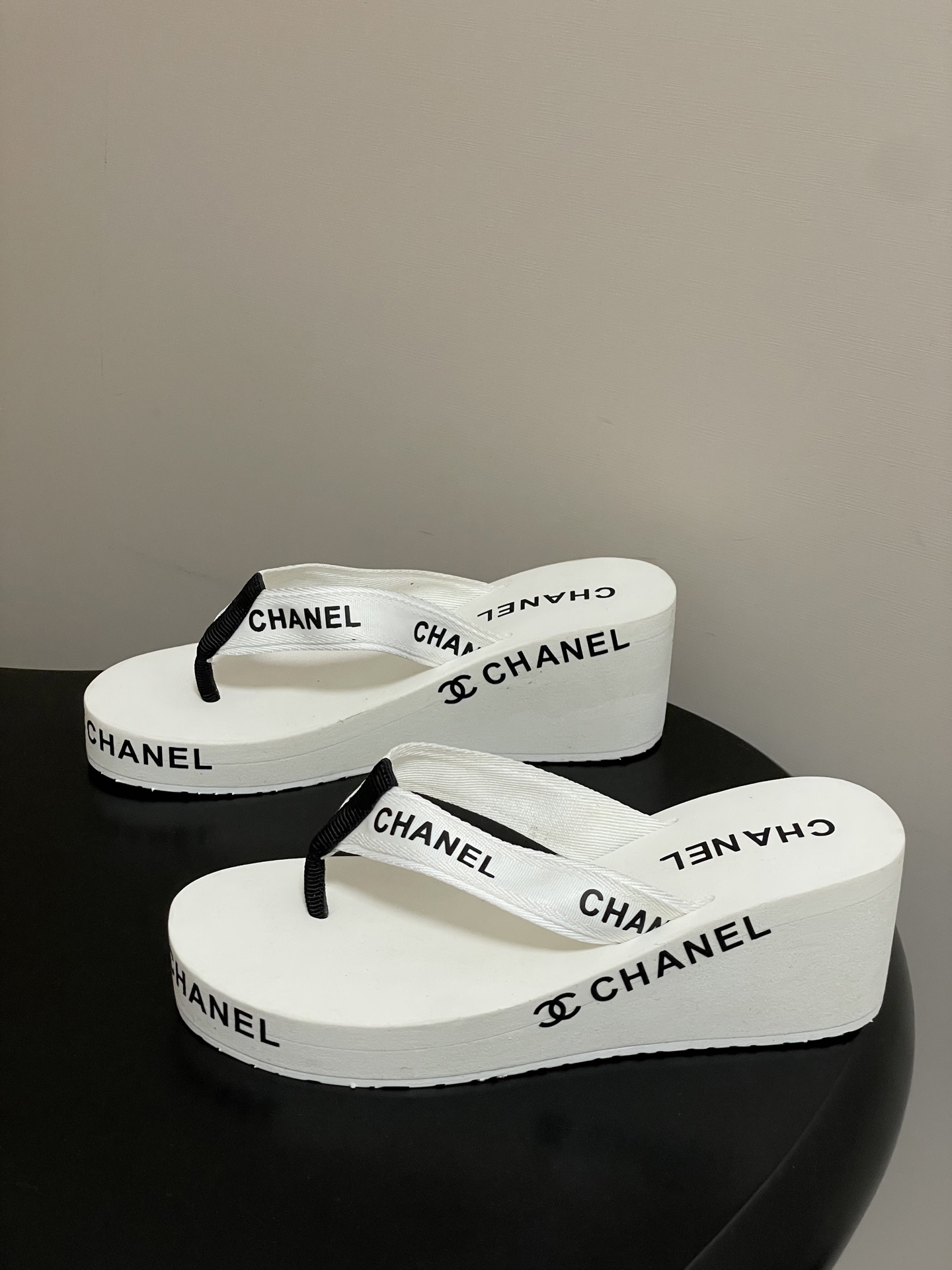 春夏新款Chanel小香夹脚人字拖鞋 经典字母双 C 涂鸦果冻沙滩鞋系列夏日总需要一双自带氛围感的拖鞋，