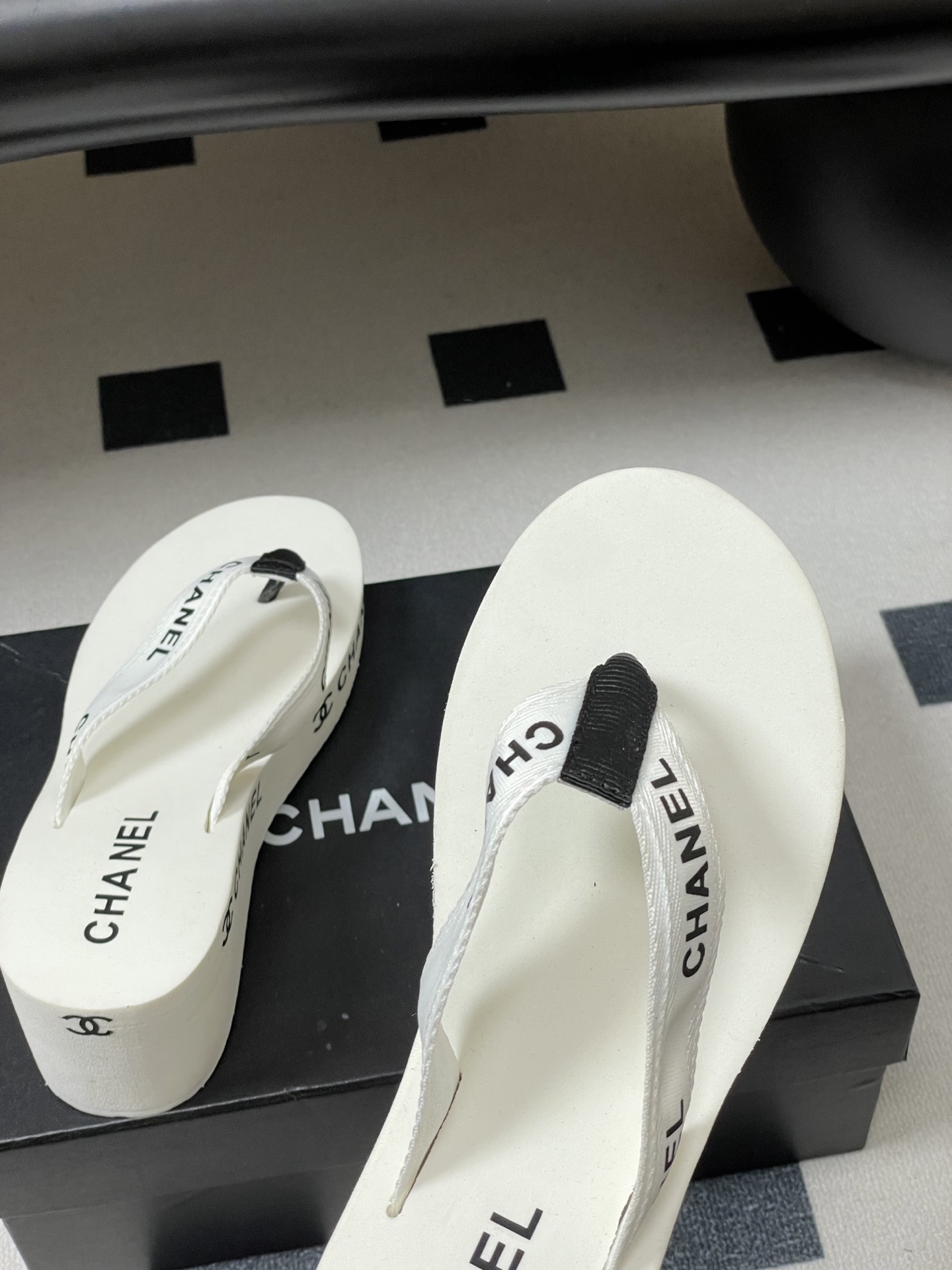 春夏新款Chanel小香夹脚人字拖鞋 经典字母双 C 涂鸦果冻沙滩鞋系列夏日总需要一双自带氛围感的拖鞋，
