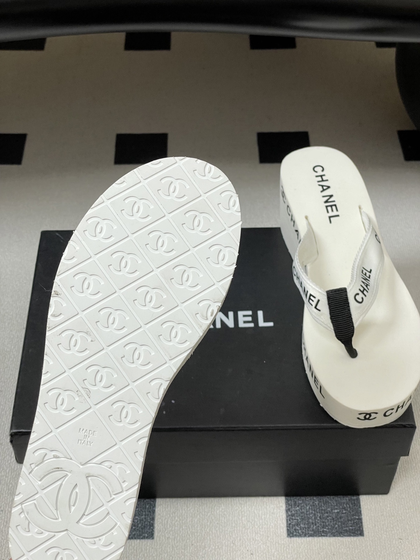 春夏新款Chanel小香夹脚人字拖鞋 经典字母双 C 涂鸦果冻沙滩鞋系列夏日总需要一双自带氛围感的拖鞋，