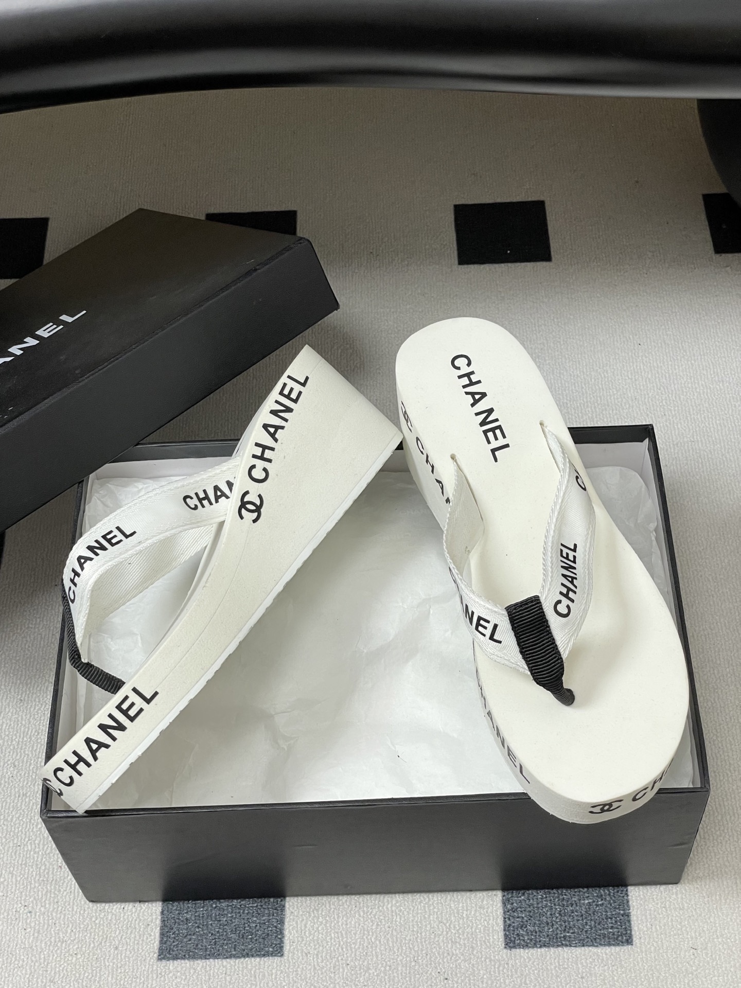 春夏新款Chanel小香夹脚人字拖鞋 经典字母双 C 涂鸦果冻沙滩鞋系列夏日总需要一双自带氛围感的拖鞋，