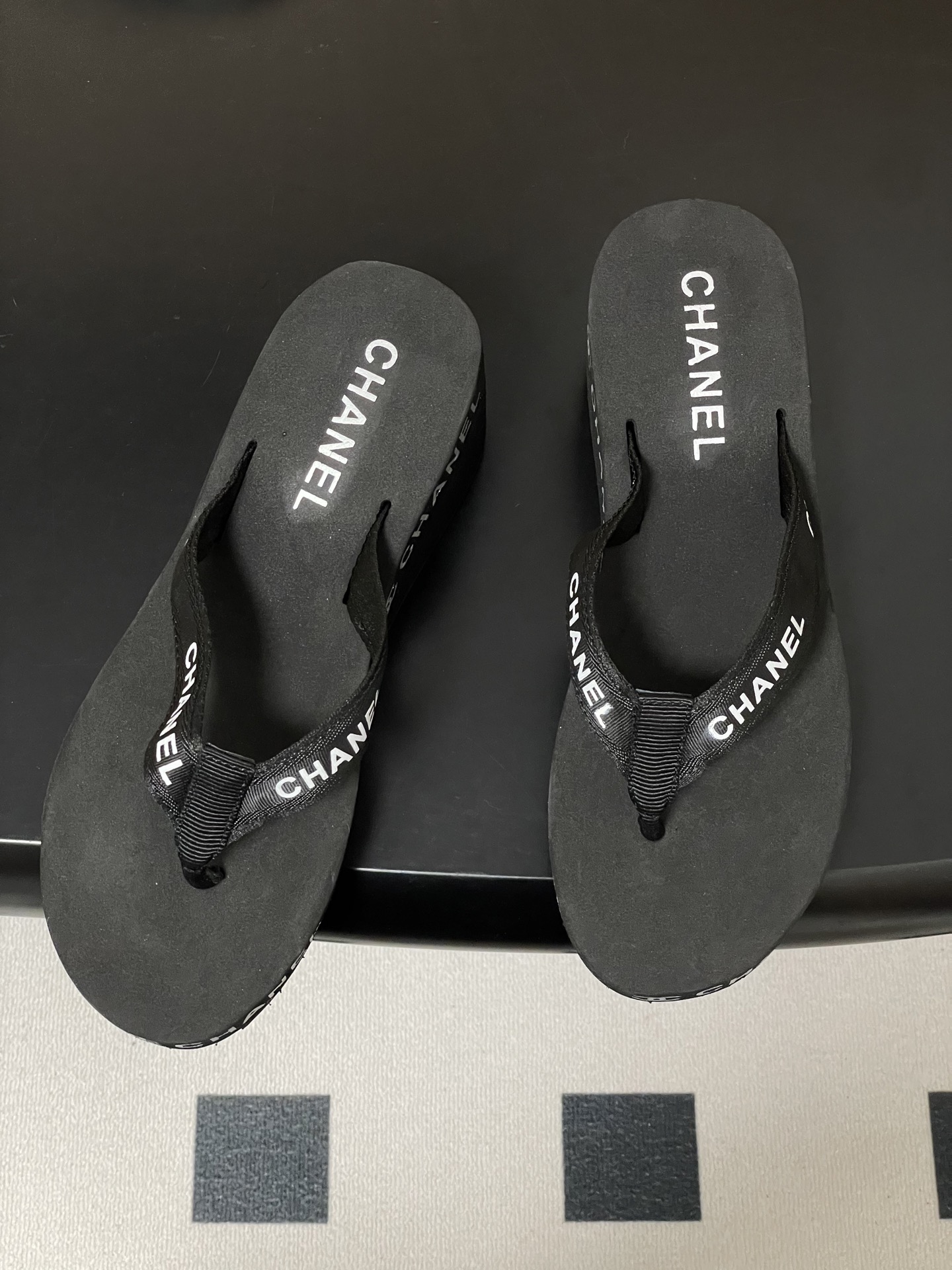 春夏新款Chanel小香夹脚人字拖鞋 经典字母双 C 涂鸦果冻沙滩鞋系列夏日总需要一双自带氛围感的拖鞋，