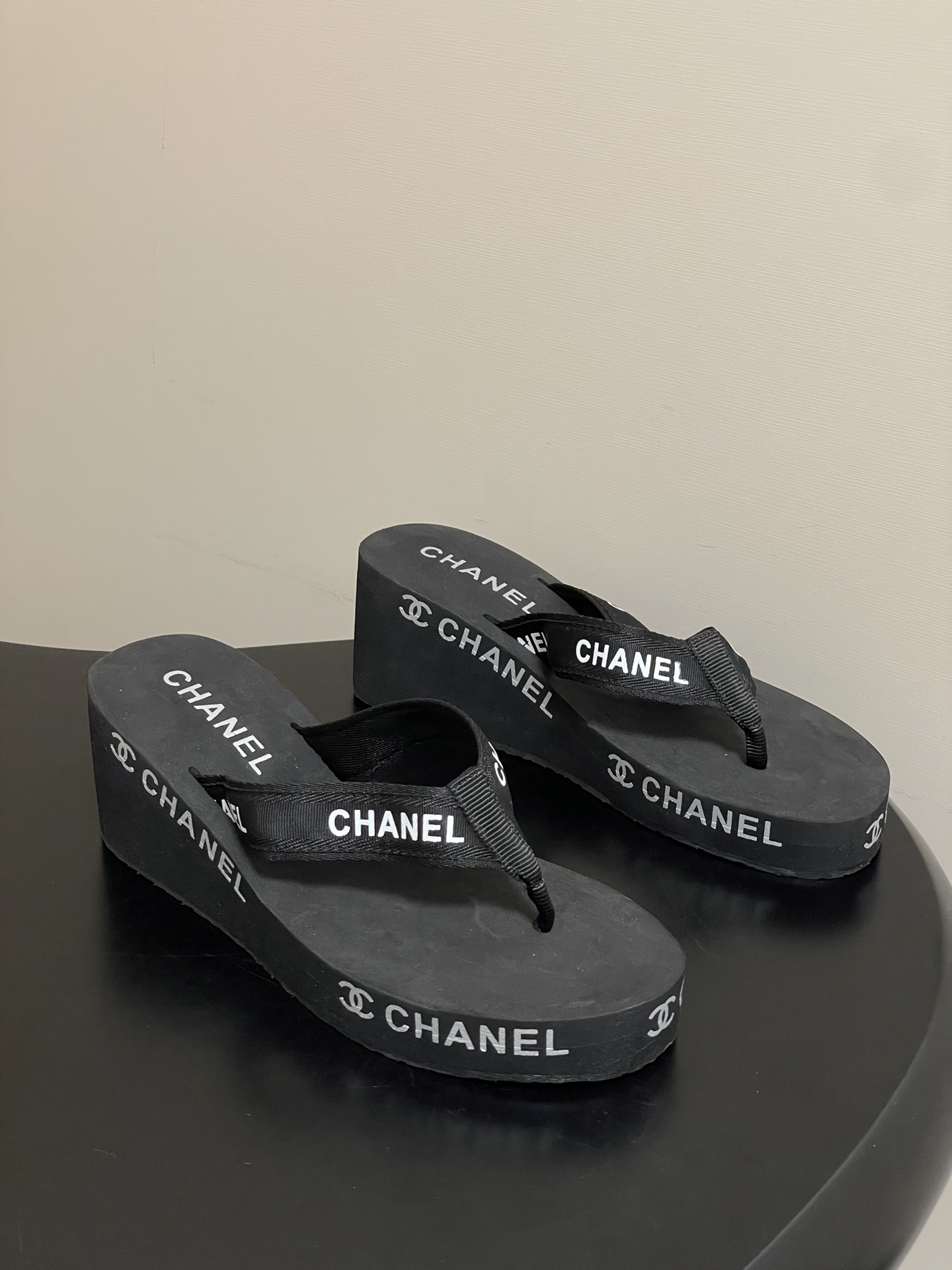 春夏新款Chanel小香夹脚人字拖鞋 经典字母双 C 涂鸦果冻沙滩鞋系列夏日总需要一双自带氛围感的拖鞋，
