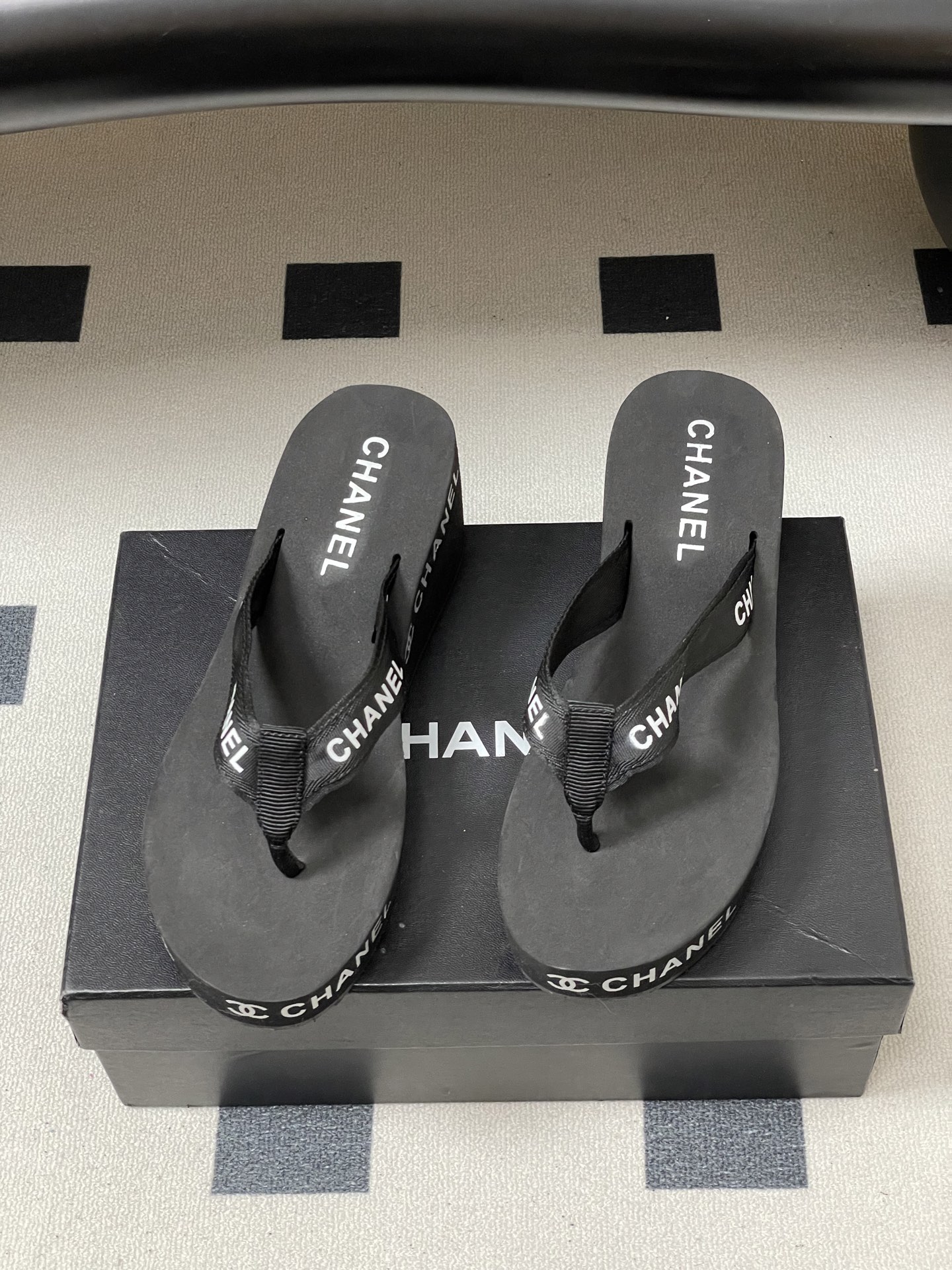 春夏新款Chanel小香夹脚人字拖鞋 经典字母双 C 涂鸦果冻沙滩鞋系列夏日总需要一双自带氛围感的拖鞋，